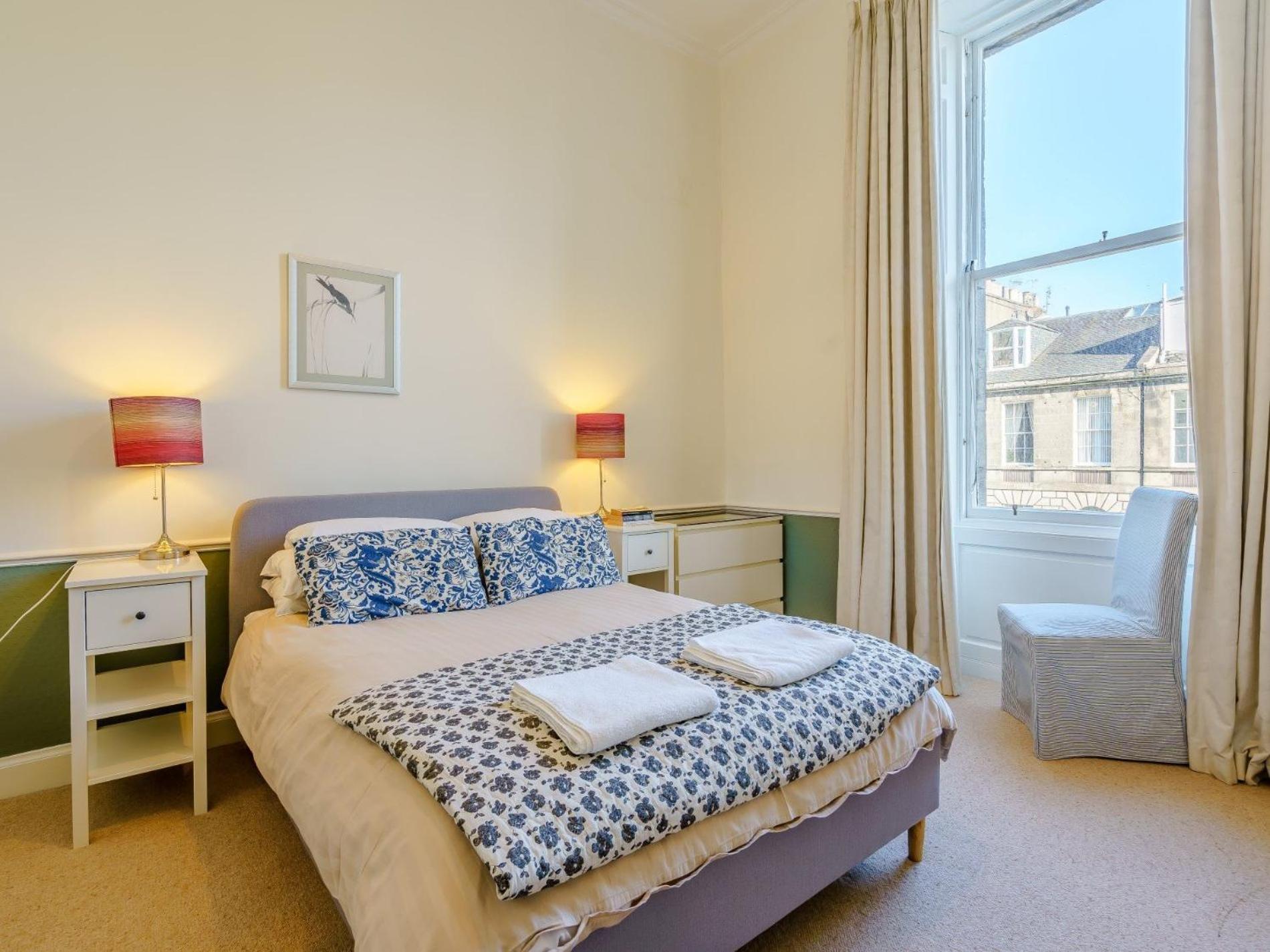 3 Bed In 79008 Edinburgh