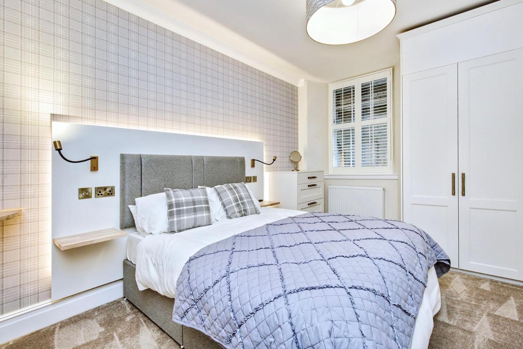 Spectacular 2 Bed, 2 Bath In Centre Apartment *