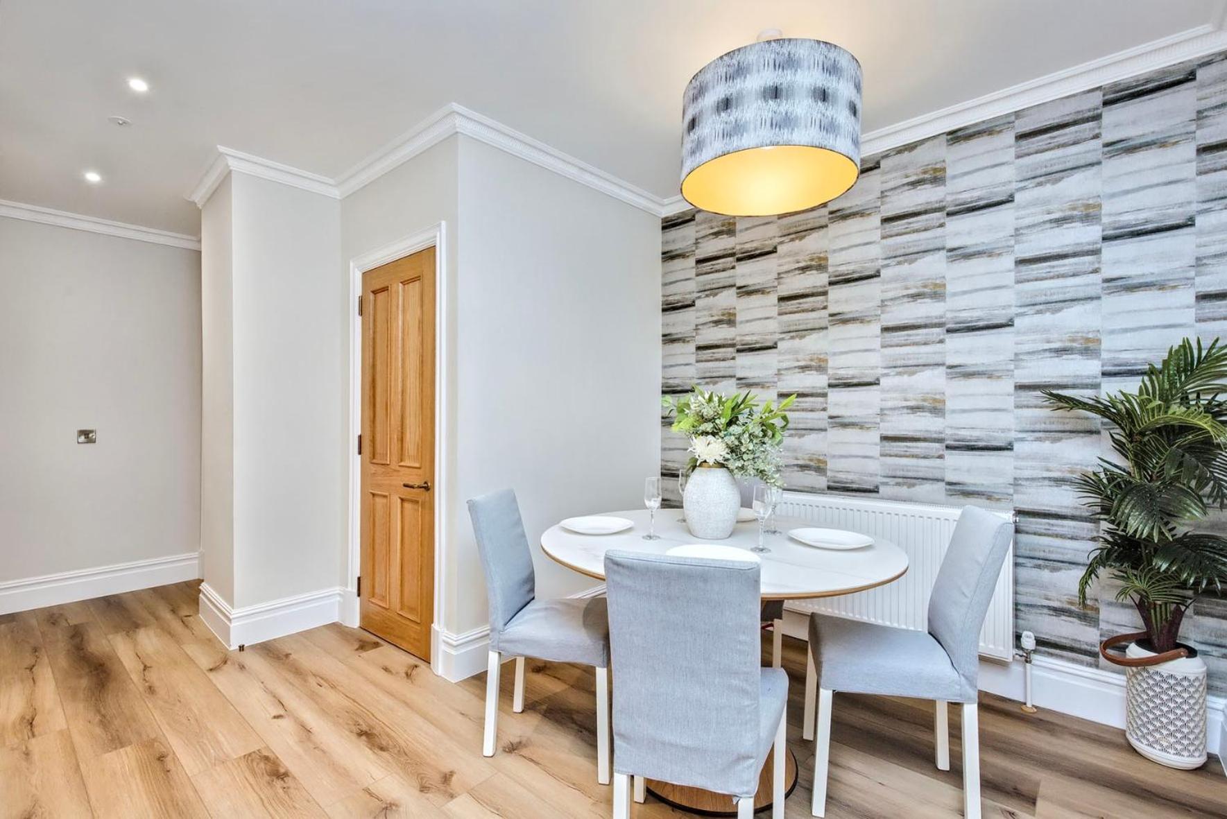 Spectacular 2 Bed, 2 Bath In Centre Apartment Edinburgh