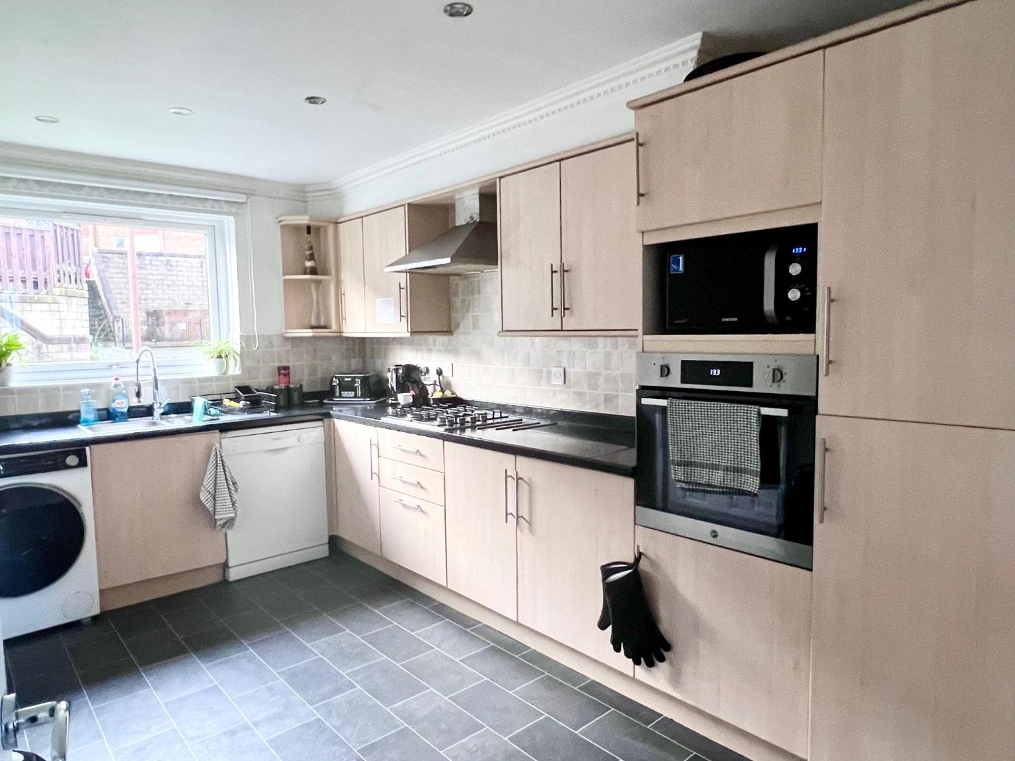 Centre House - 5 Bedrooms - Sleeps 9 - Parking Holiday home *