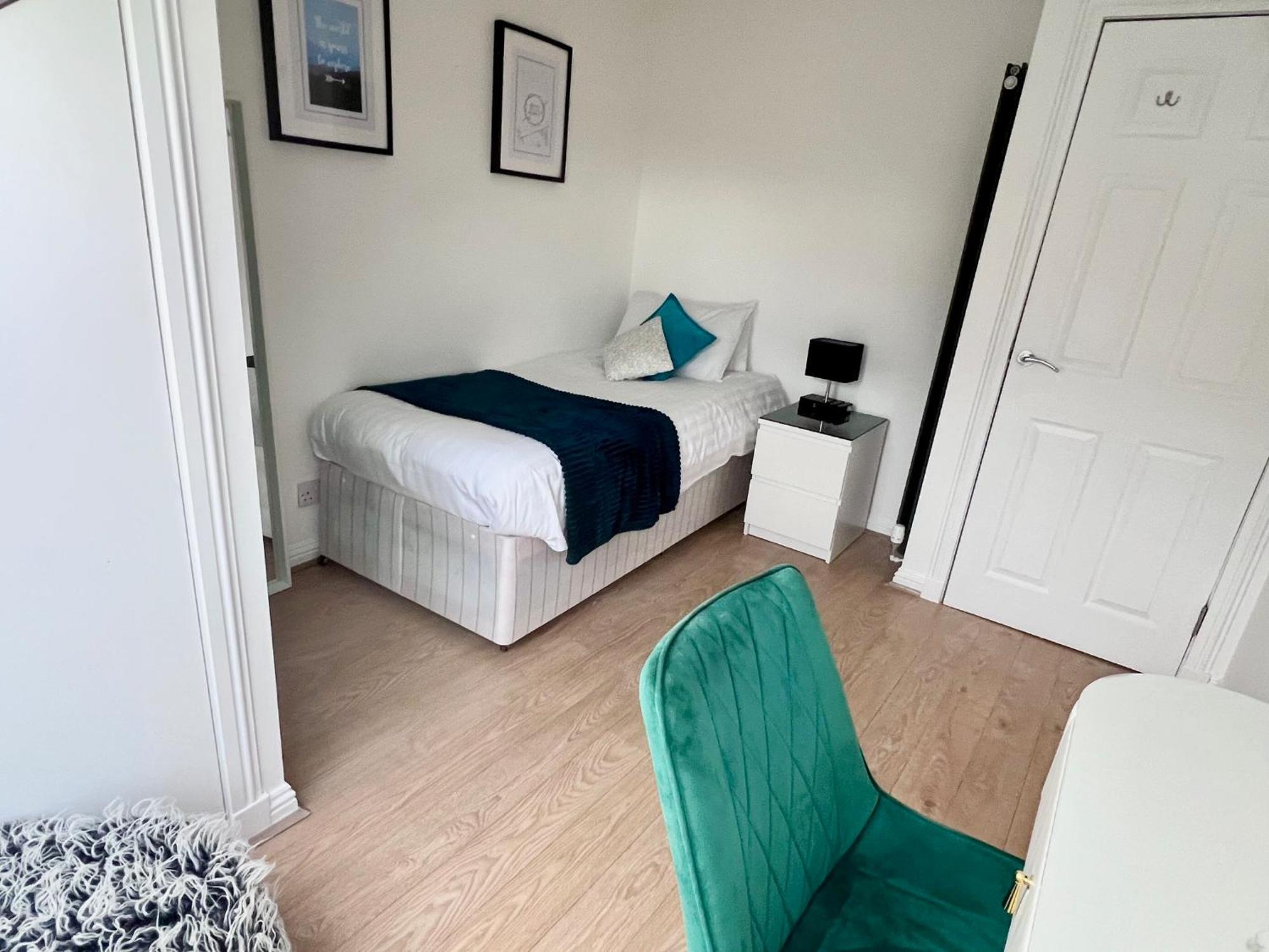Centre House - 5 Bedrooms - Sleeps 9 - Parking *
