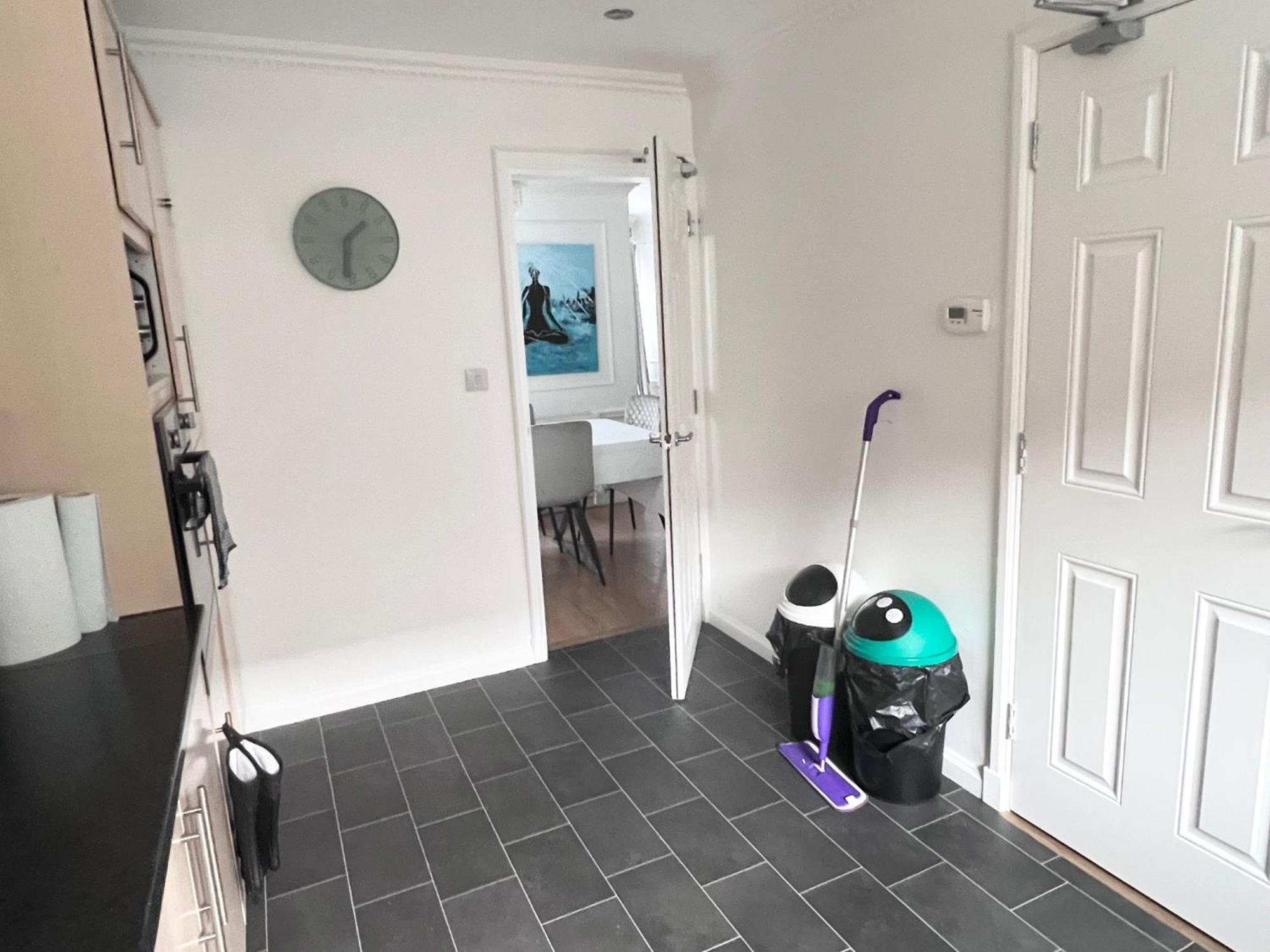 Centre House - 5 Bedrooms - Sleeps 9 - Parking Holiday home