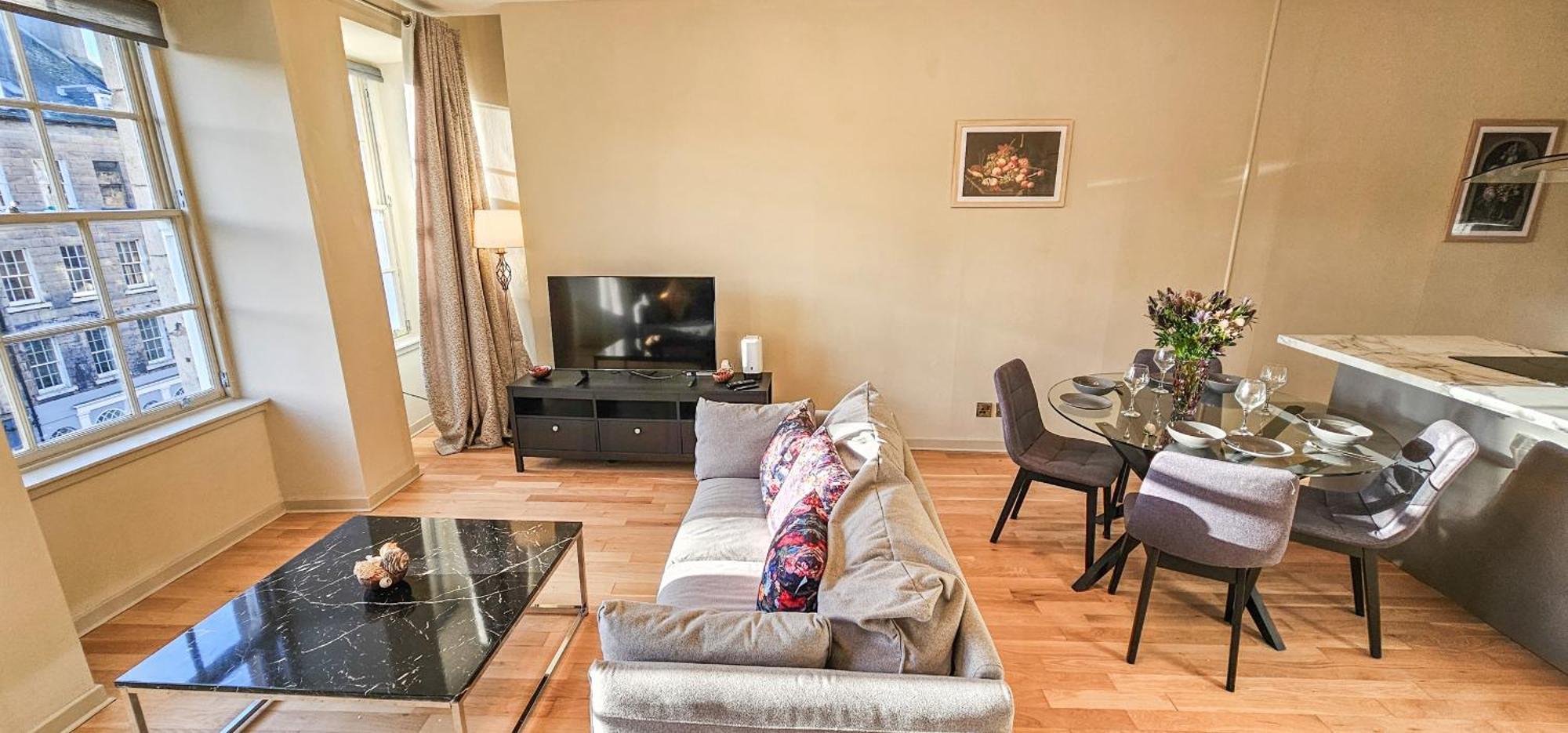 Royal Mile - Bright 2 Bedroom Apartment *
