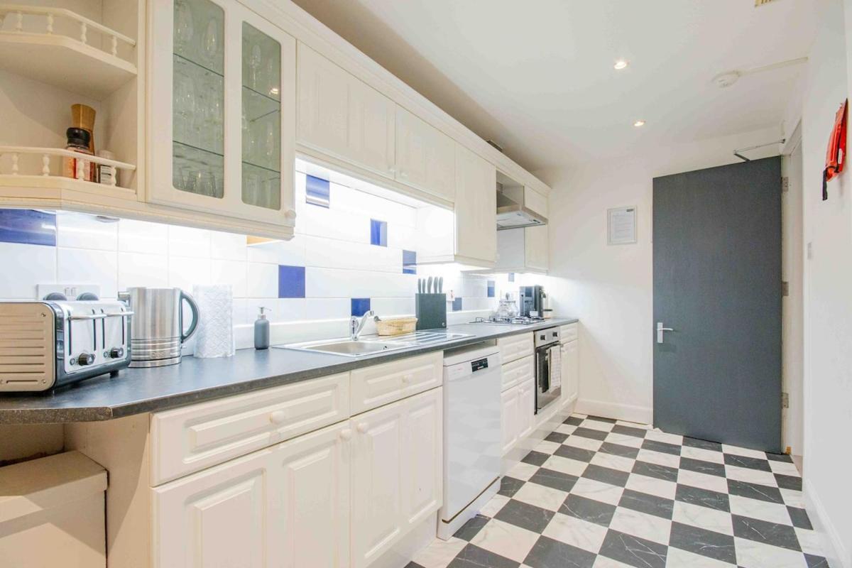Spacious 3 Bed In Marchmont Edinburgh