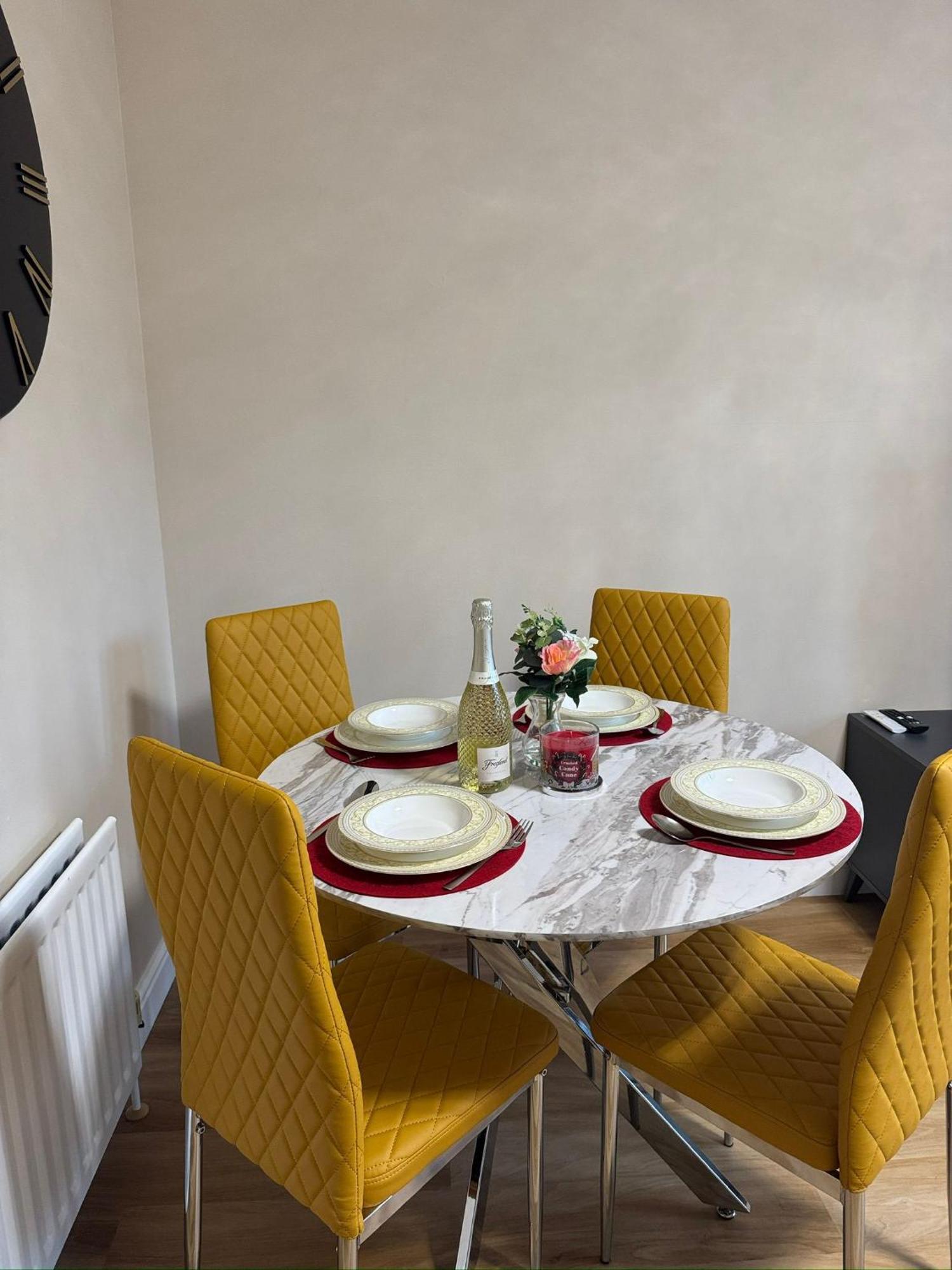 Modern 2 King Size Bed Flat Free Parking Edinburgh
