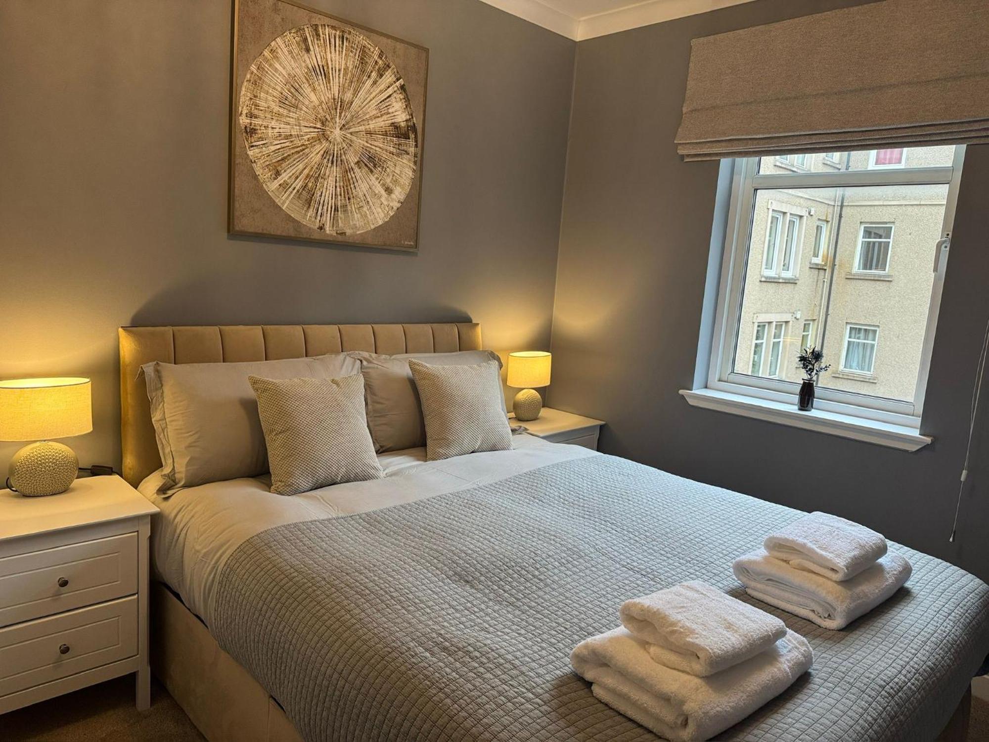Modern 2 King Size Bed Flat Free Parking Apartment *