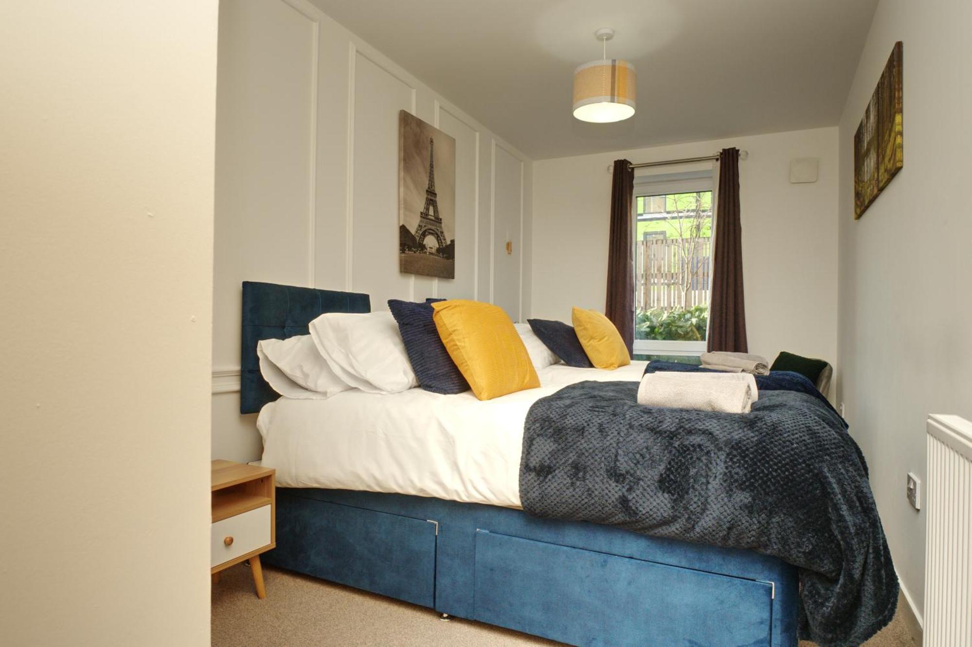 Modern 2br City Centre Apt With Arthur's Seat View