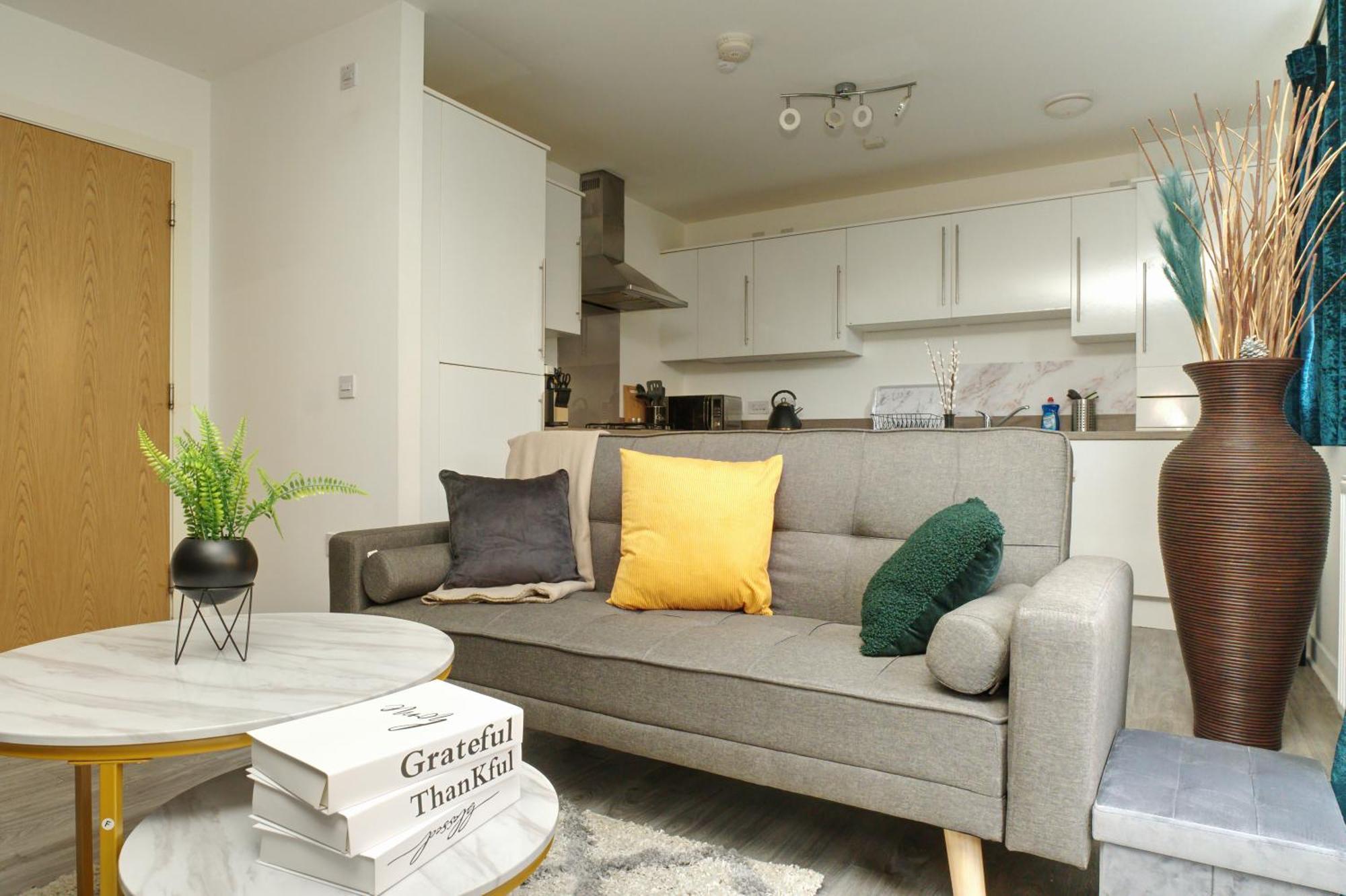 Modern 2br City Centre Apt With Arthur's Seat View *