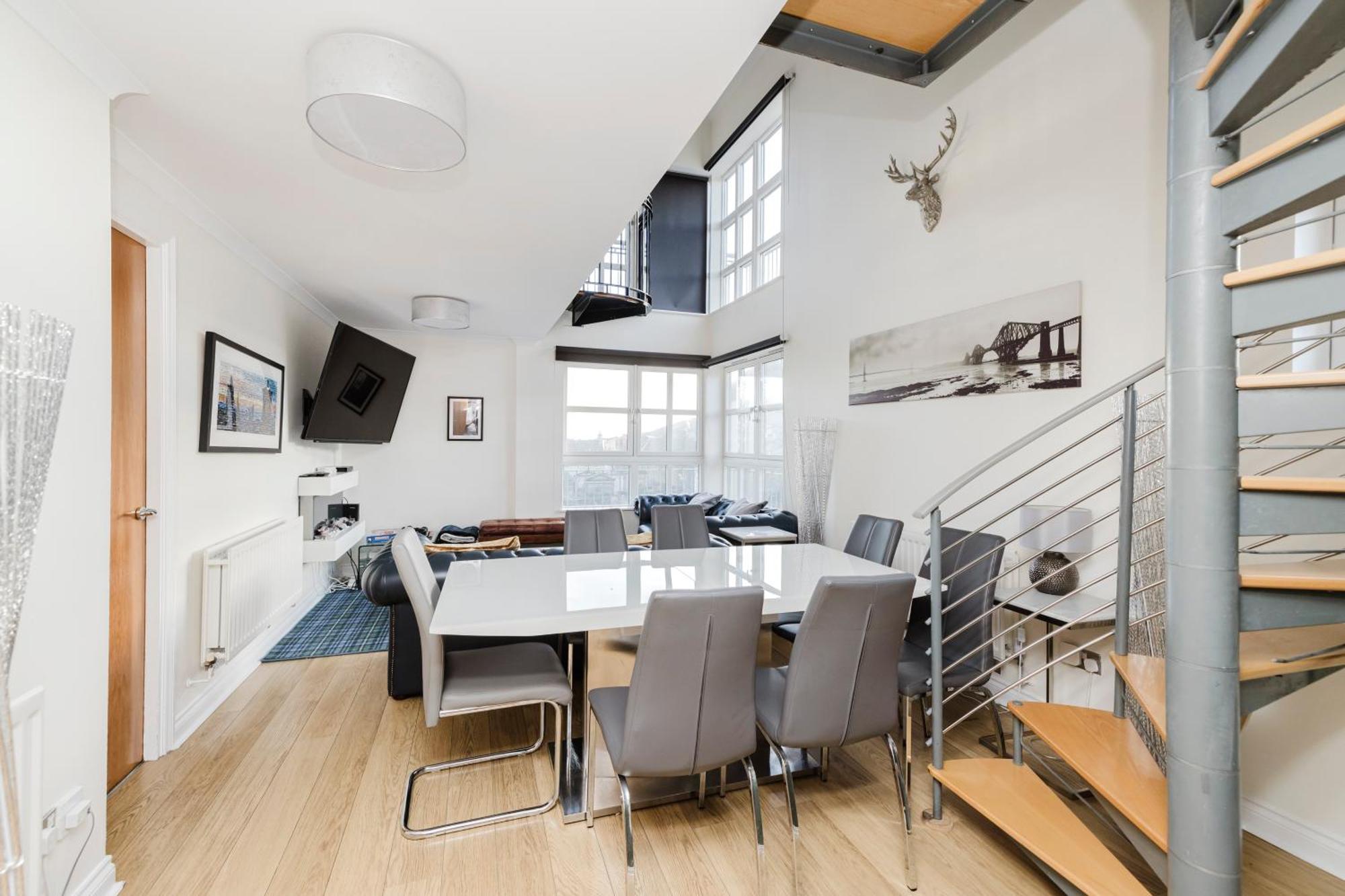Joivy Stylish With Balcony In Old Town Edinburgh