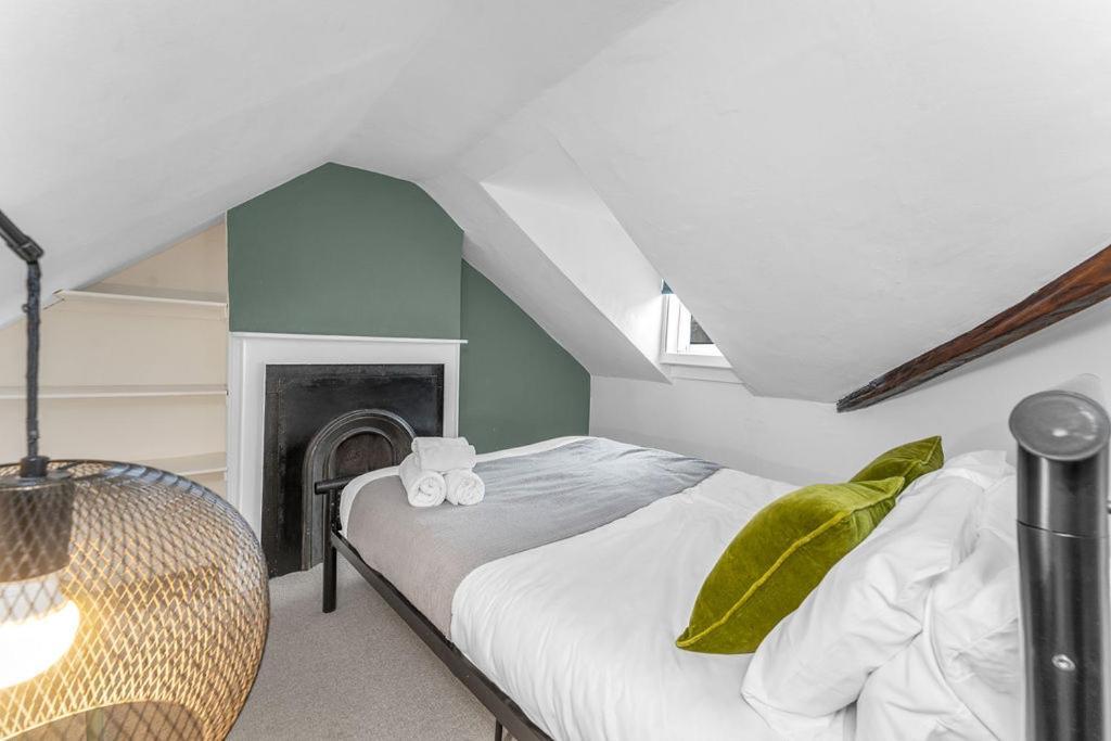 Super Spacious 4 Bed, Sleeps 6