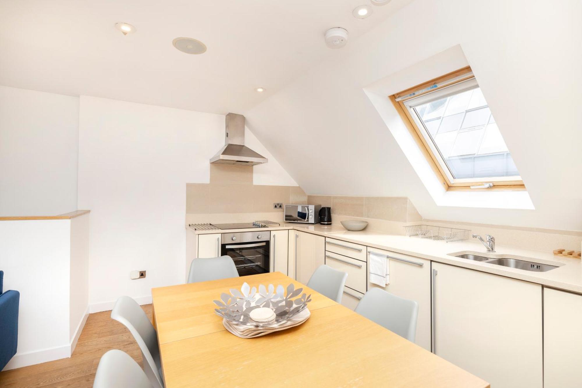 Joivy Chic 2-br Flats Near Castle *