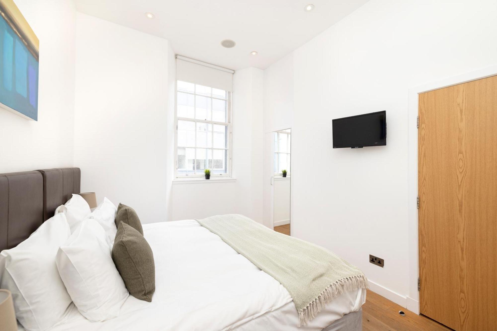 Joivy Chic 2-br Flats Near Castle Apartment