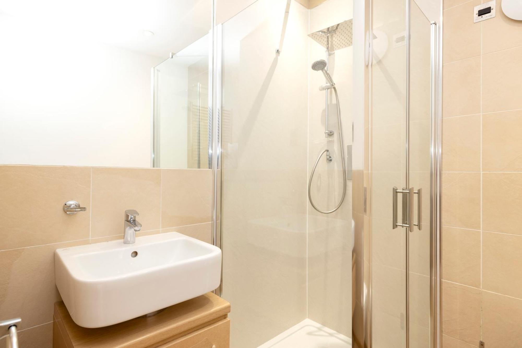 Joivy Chic 2-br Flats Near Castle * Edinburgh