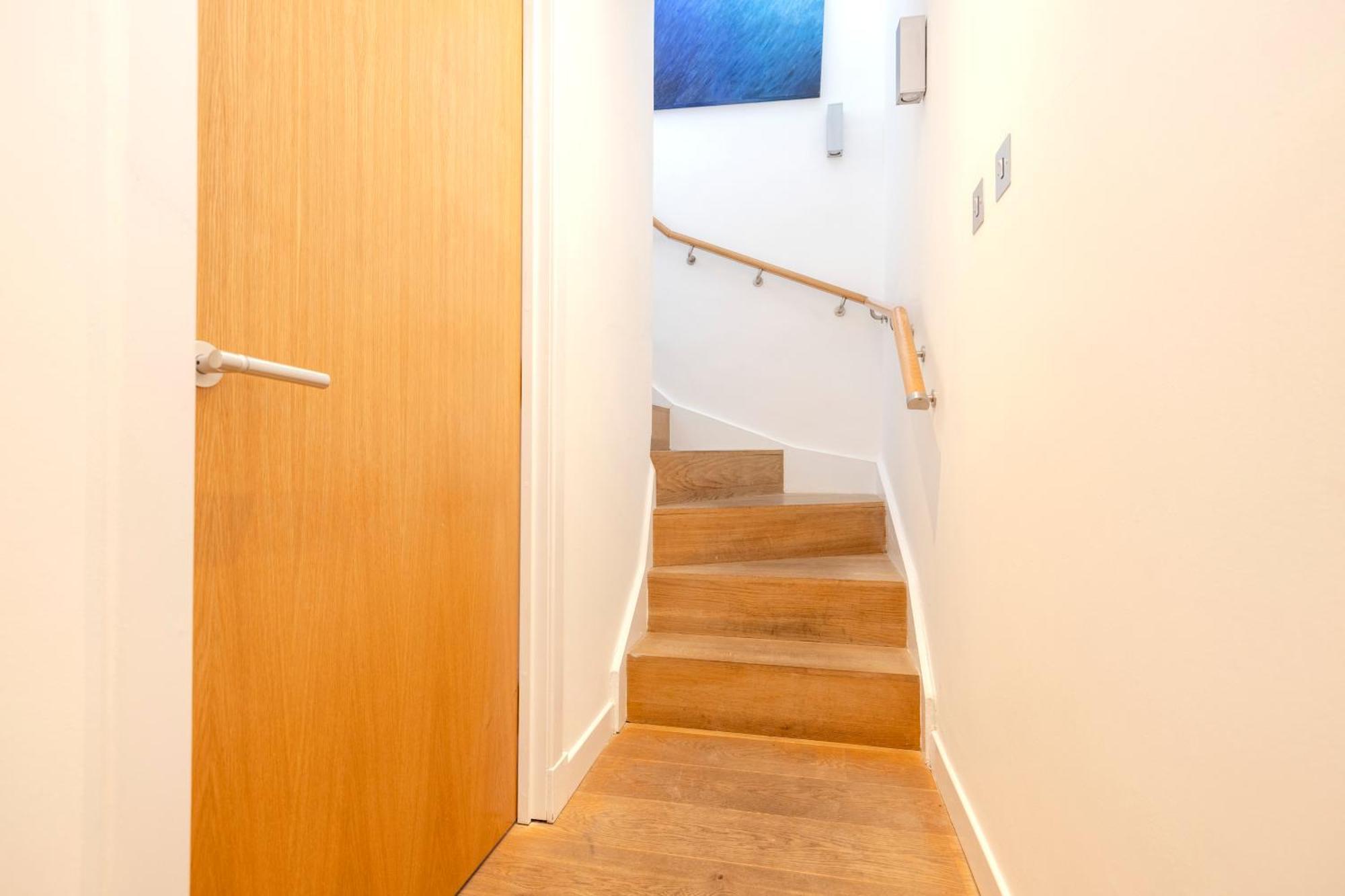 Joivy Chic 2-br Flats Near Castle Edinburgh