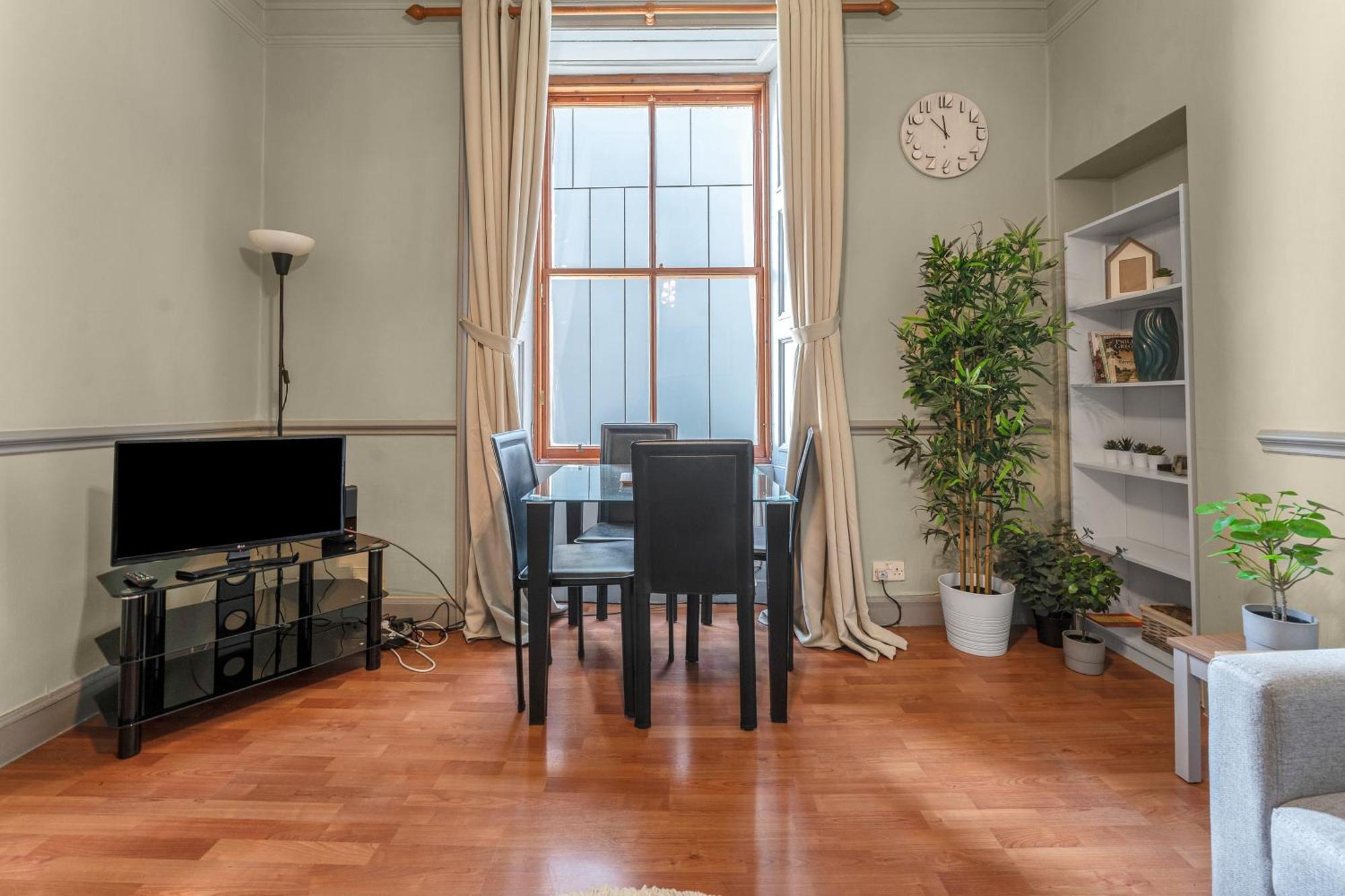 Central, Cozy 2br-1ba-haymarket - With Parking Appartement