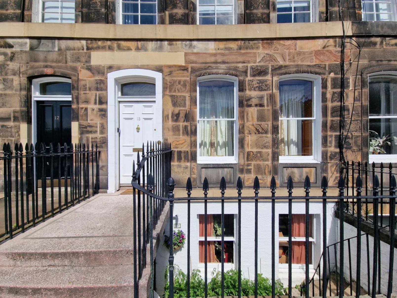 Gardner's Crescent Apartment *