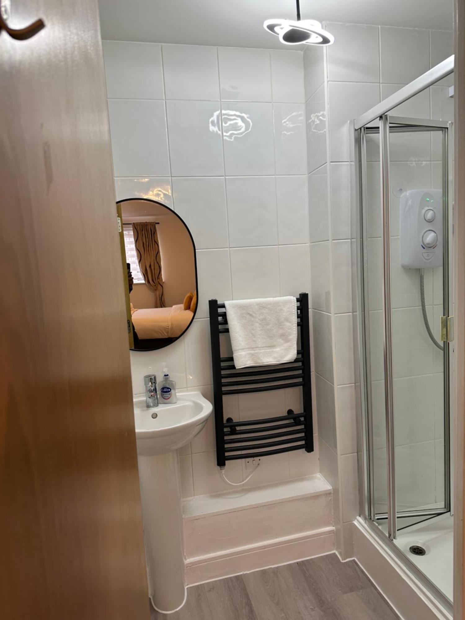 Quiet 2 Bedrooms And 2 Bathrooms With Free Parking *