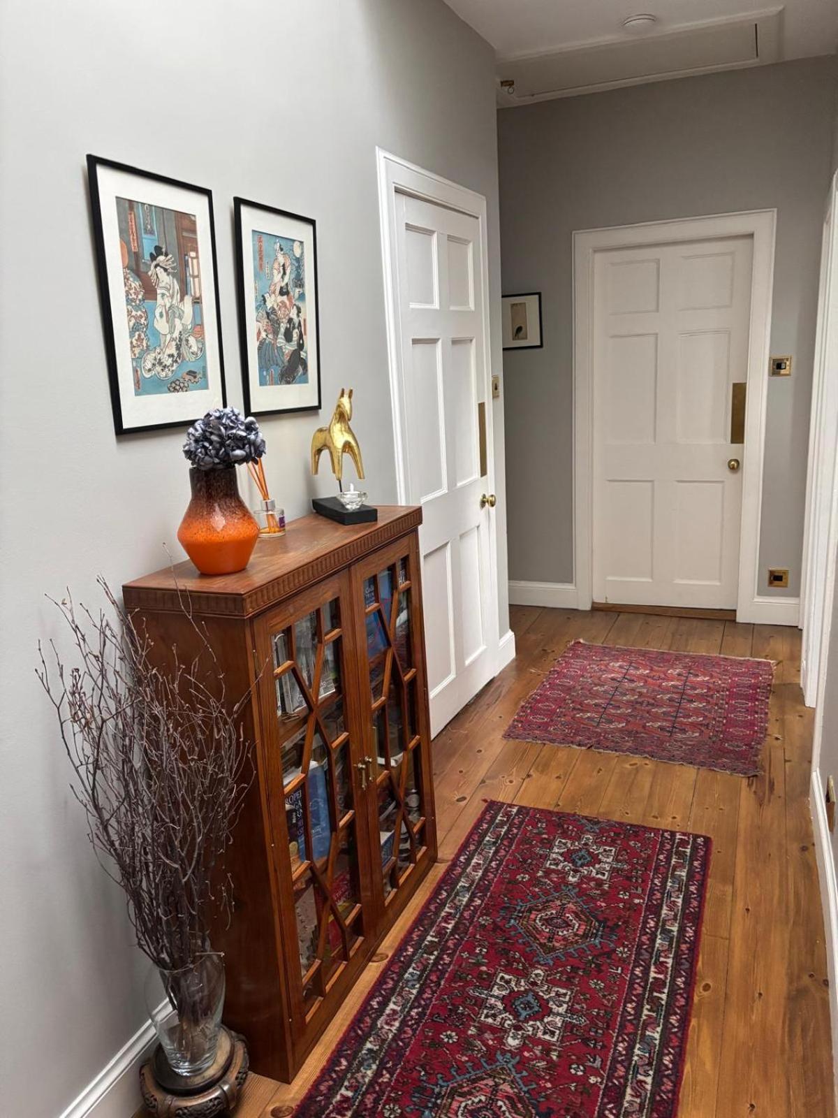 Stunning 2-bedroom Georgian Flat, Centre *