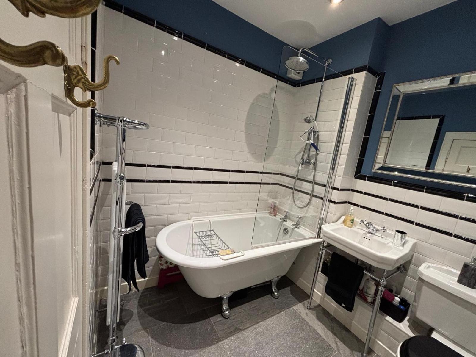 Apartment Stunning 2-bedroom Georgian Flat, Centre