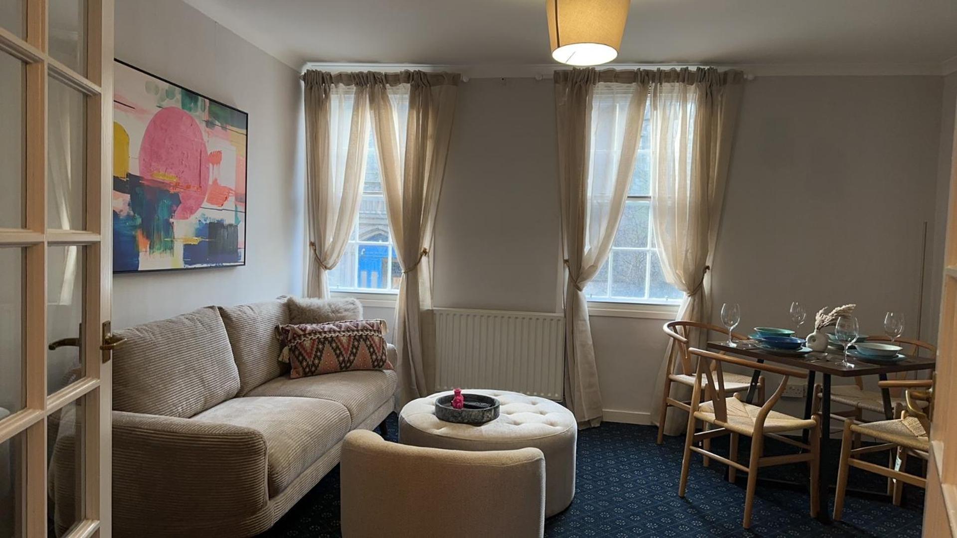 Nicolson Street Two Bedrooms * Edinburgh