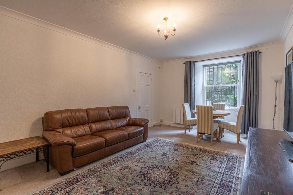 1 Bed In Great Location * Edinburgh