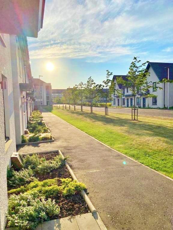 Holiday home 3 Bed House With Parking Near Airport *