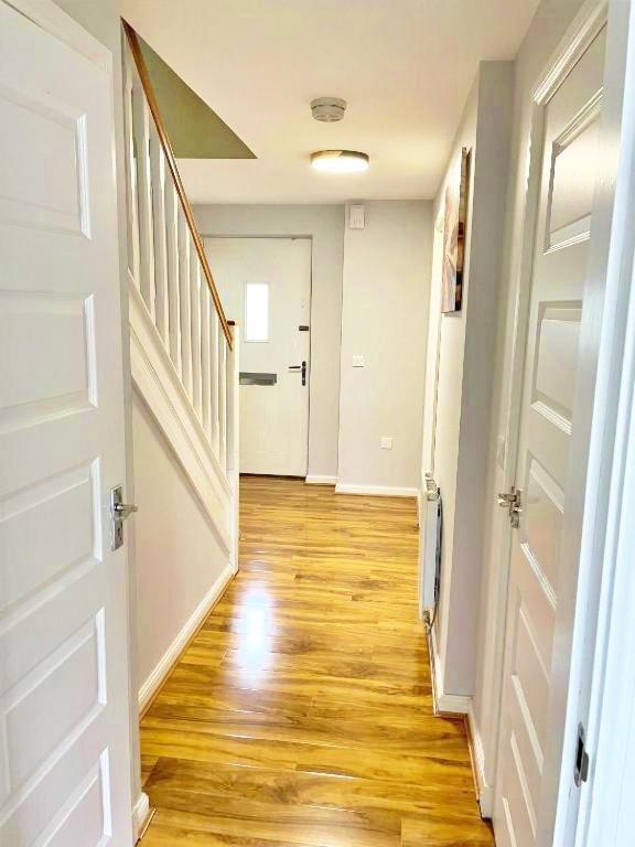 3 Bed House With Parking Near Airport Ferienhaus *