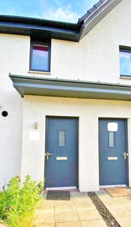 Holiday home 3 Bed House With Parking Near Airport *