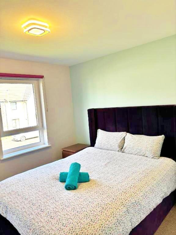 Holiday home 3 Bed House With Parking Near Airport