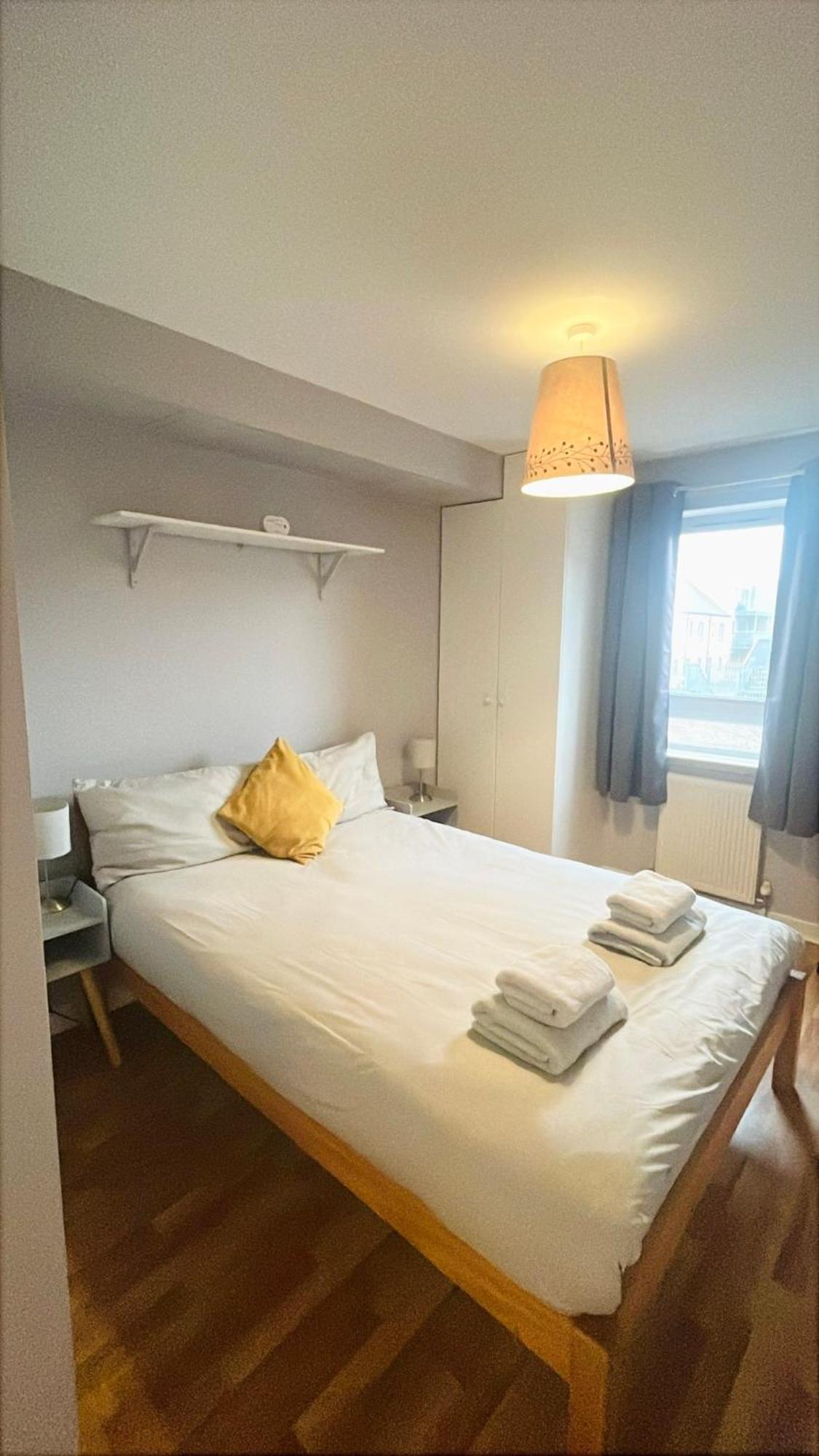 Modern Spacious Retreat With Free Parking And Private Balcony Apartment EDI