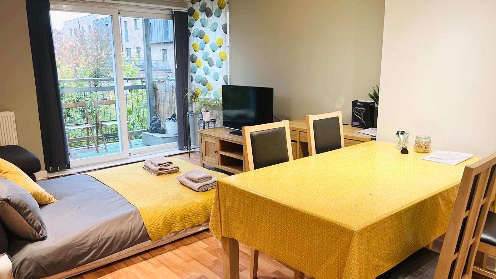 Modern Spacious Retreat With Free Parking And Private Balcony