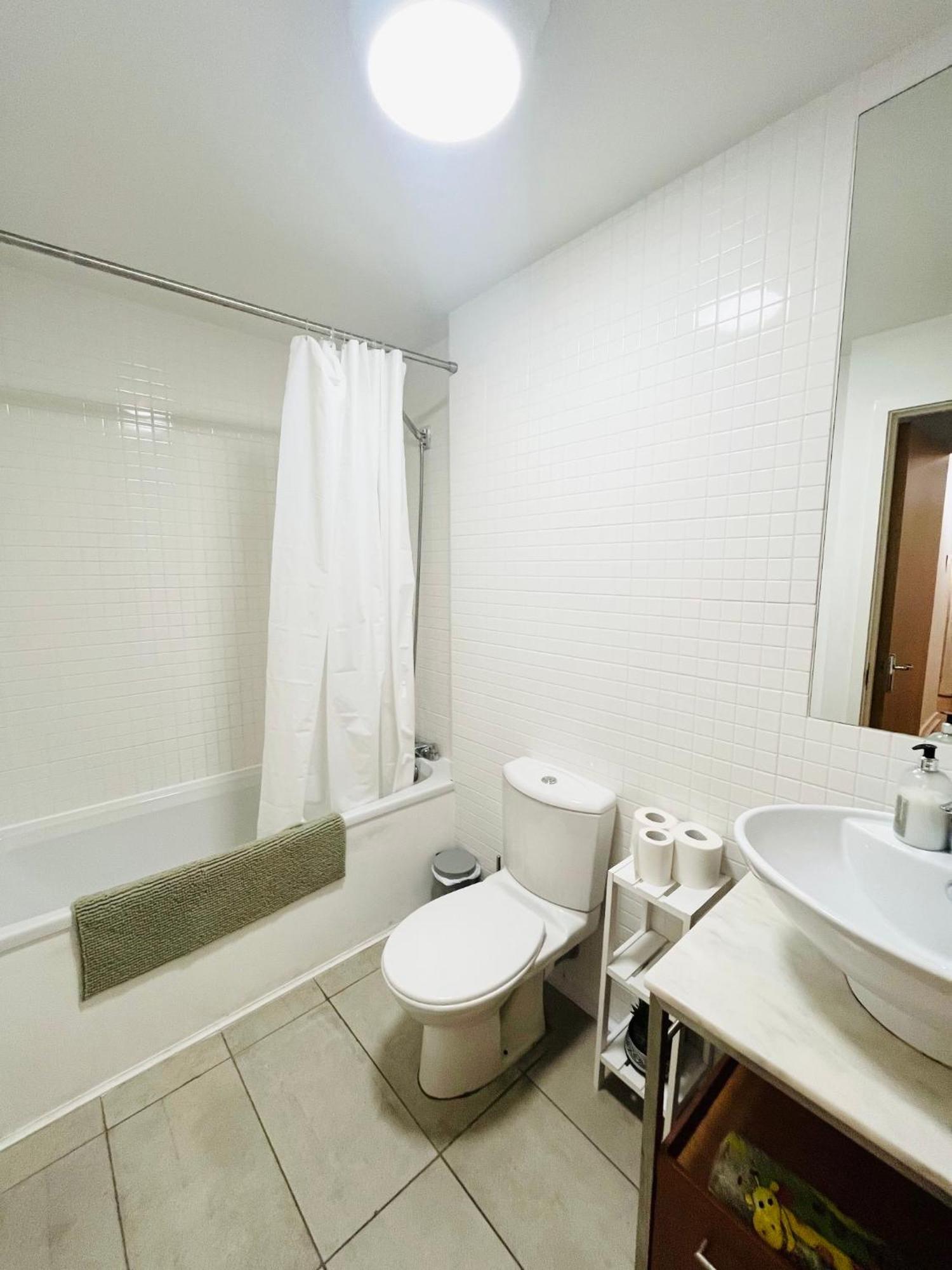 Modern Spacious Retreat With Free Parking And Private Balcony EDI