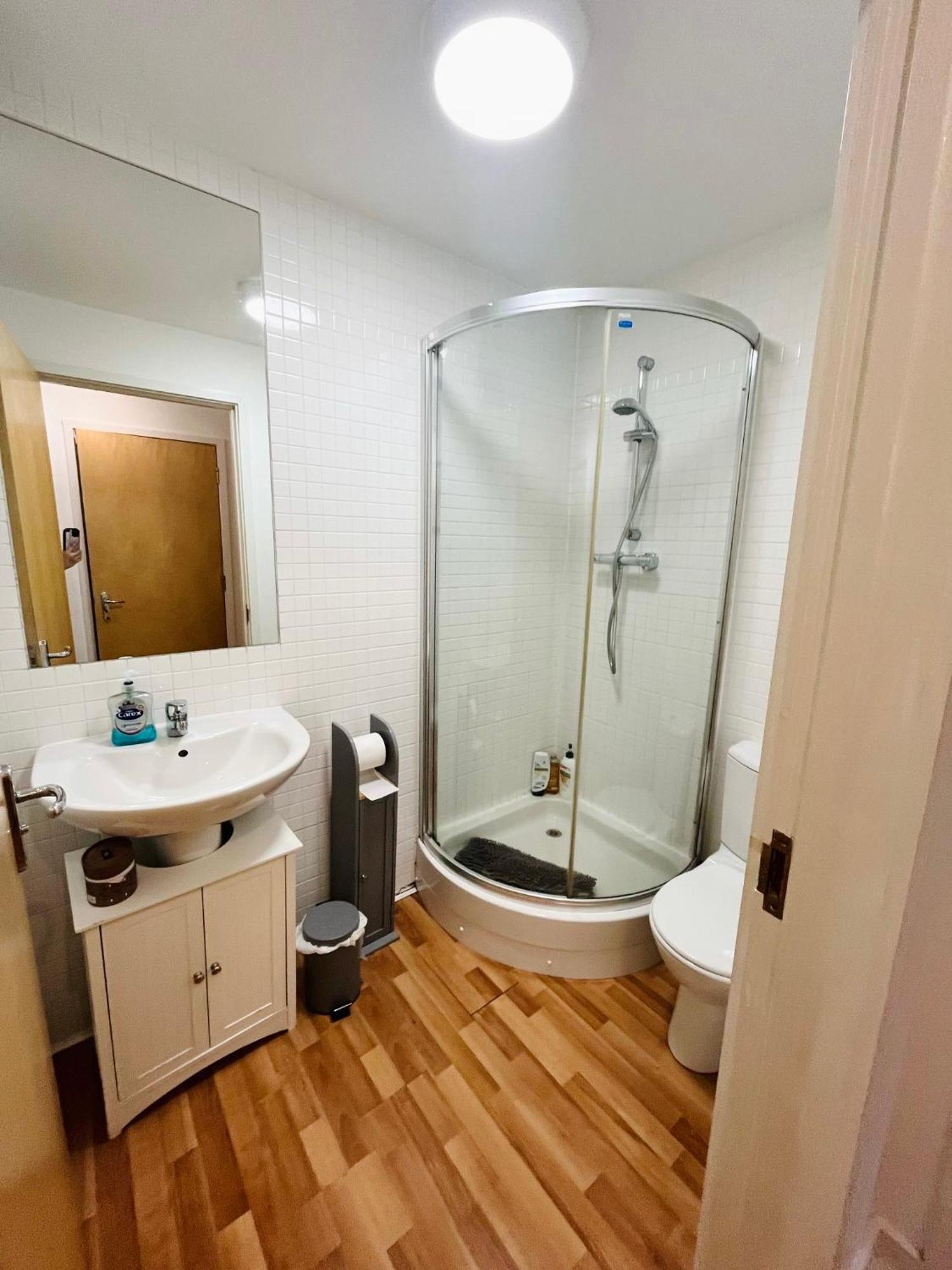 Modern Spacious Retreat With Free Parking And Private Balcony