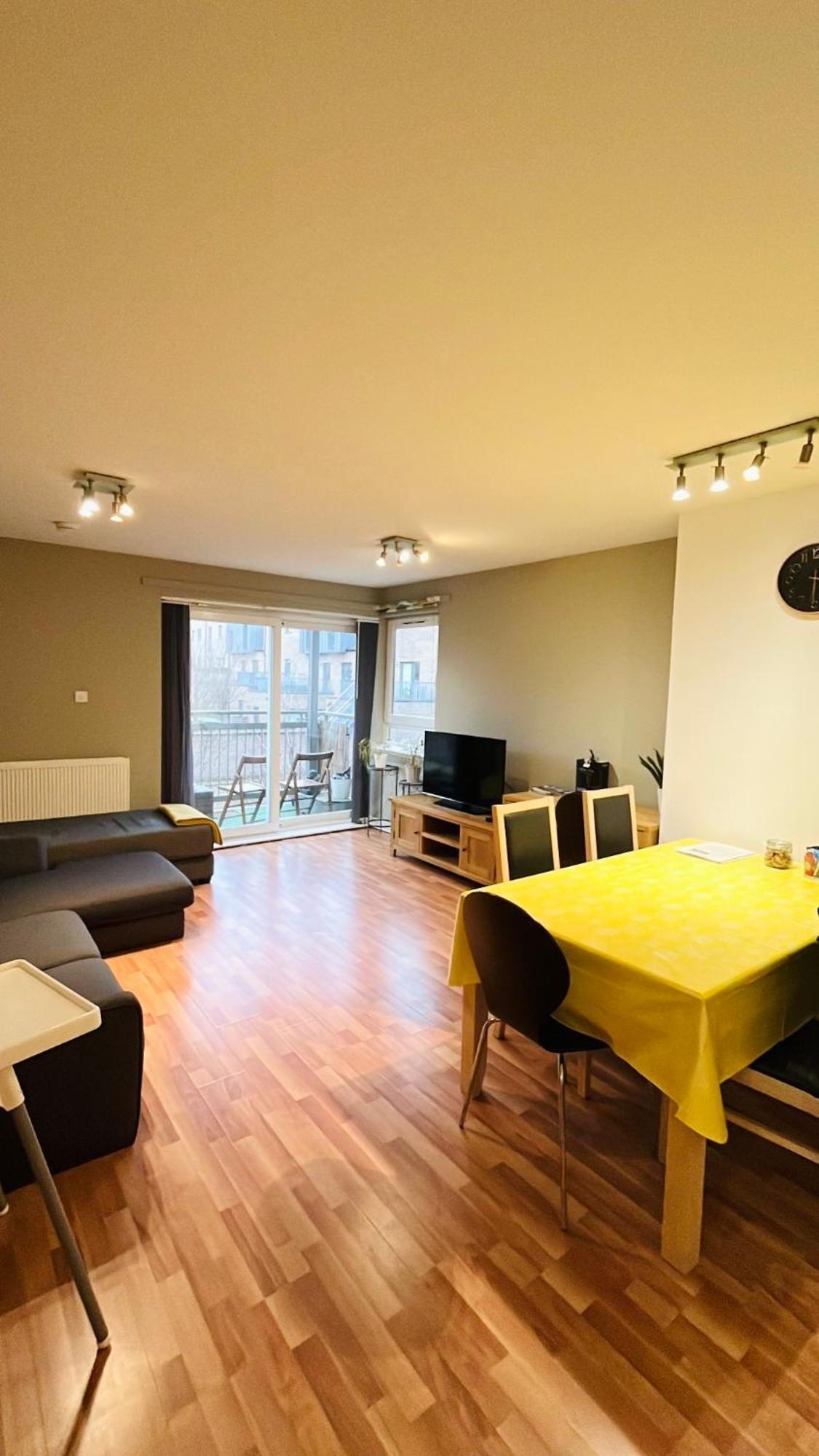 Apartment Modern Spacious Retreat With Free Parking And Private Balcony