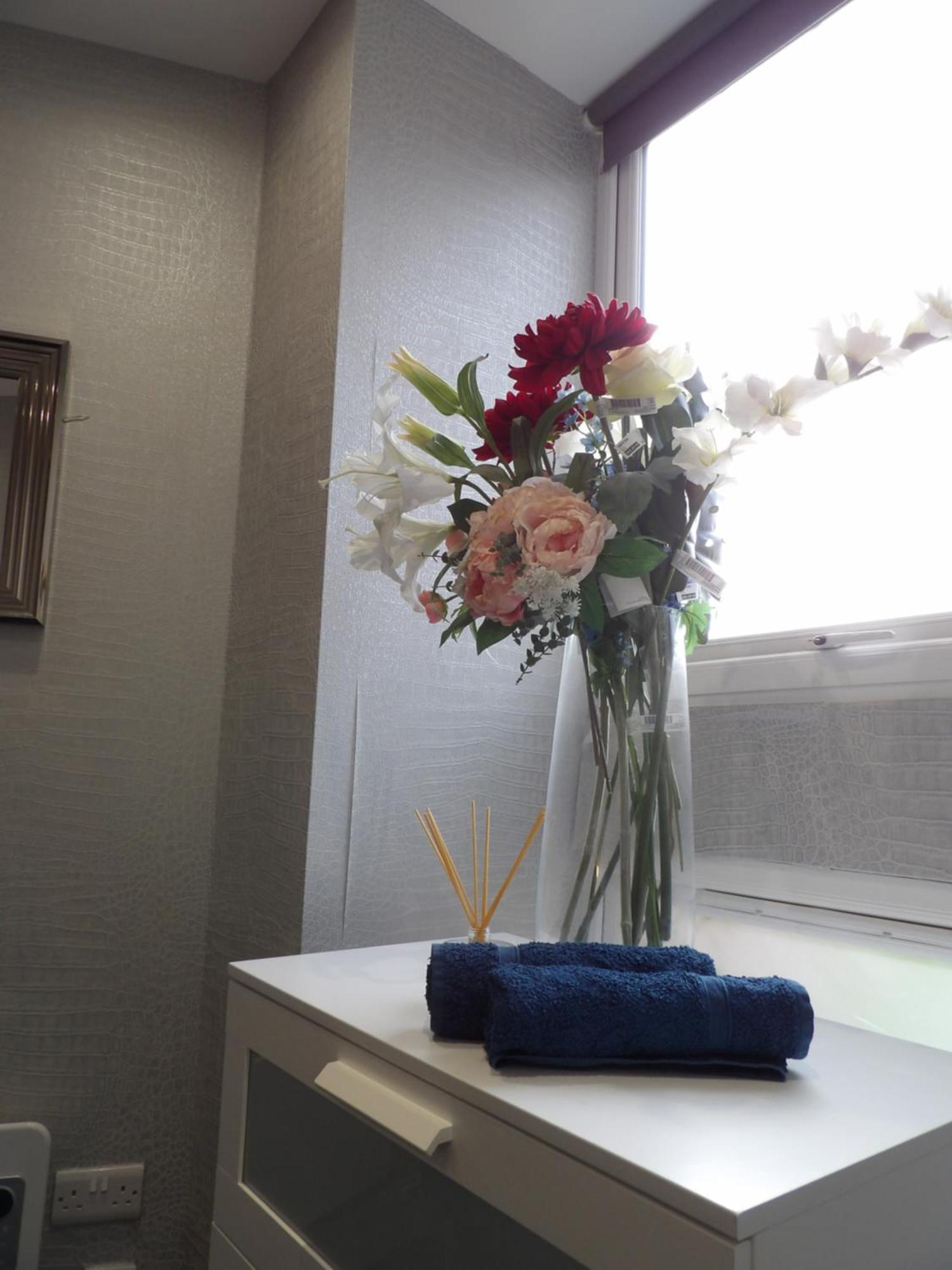 Convenience, Calm Comfort-- A Stylish One-bedroom Retreat Just 3 Stops From The Heart Of The *