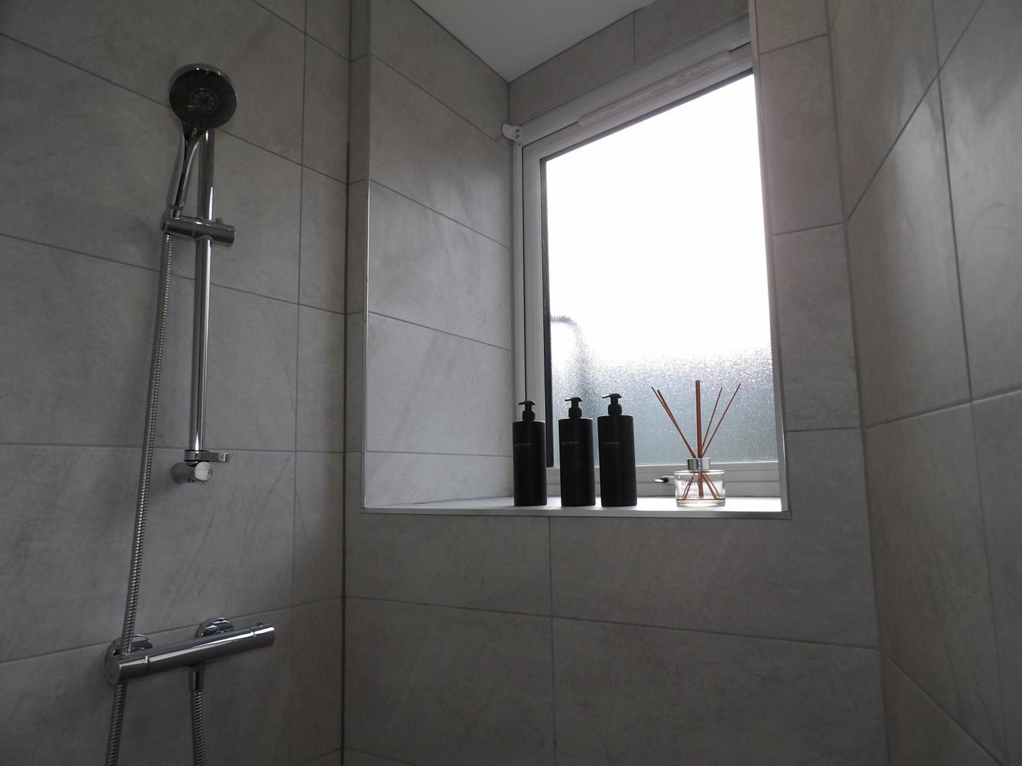 Convenience, Calm Comfort-- A Stylish One-bedroom Retreat Just 3 Stops From The Heart Of The Edinburgh