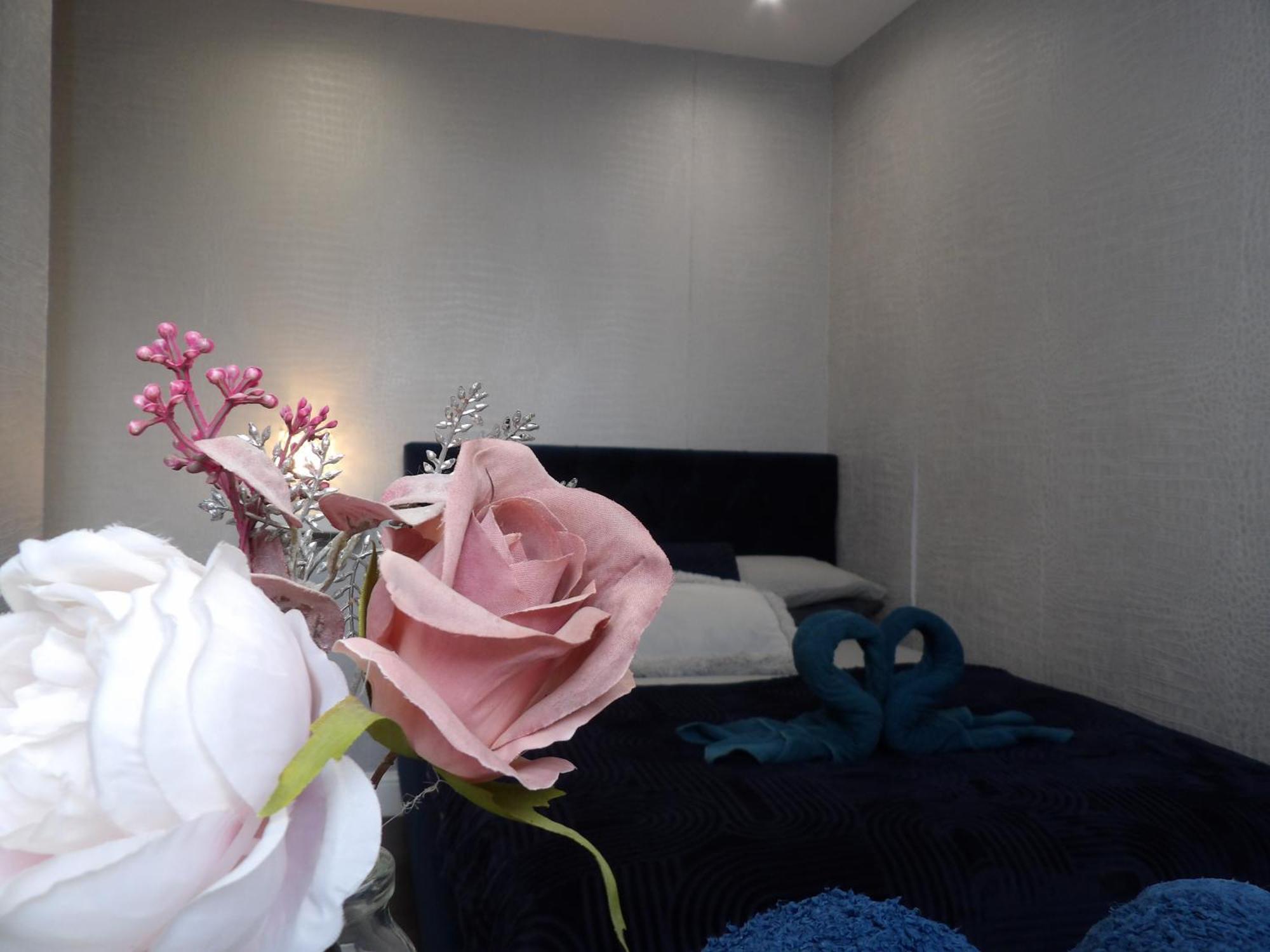 Convenience, Calm Comfort-- A Stylish One-bedroom Retreat Just 3 Stops From The Heart Of The Apartment