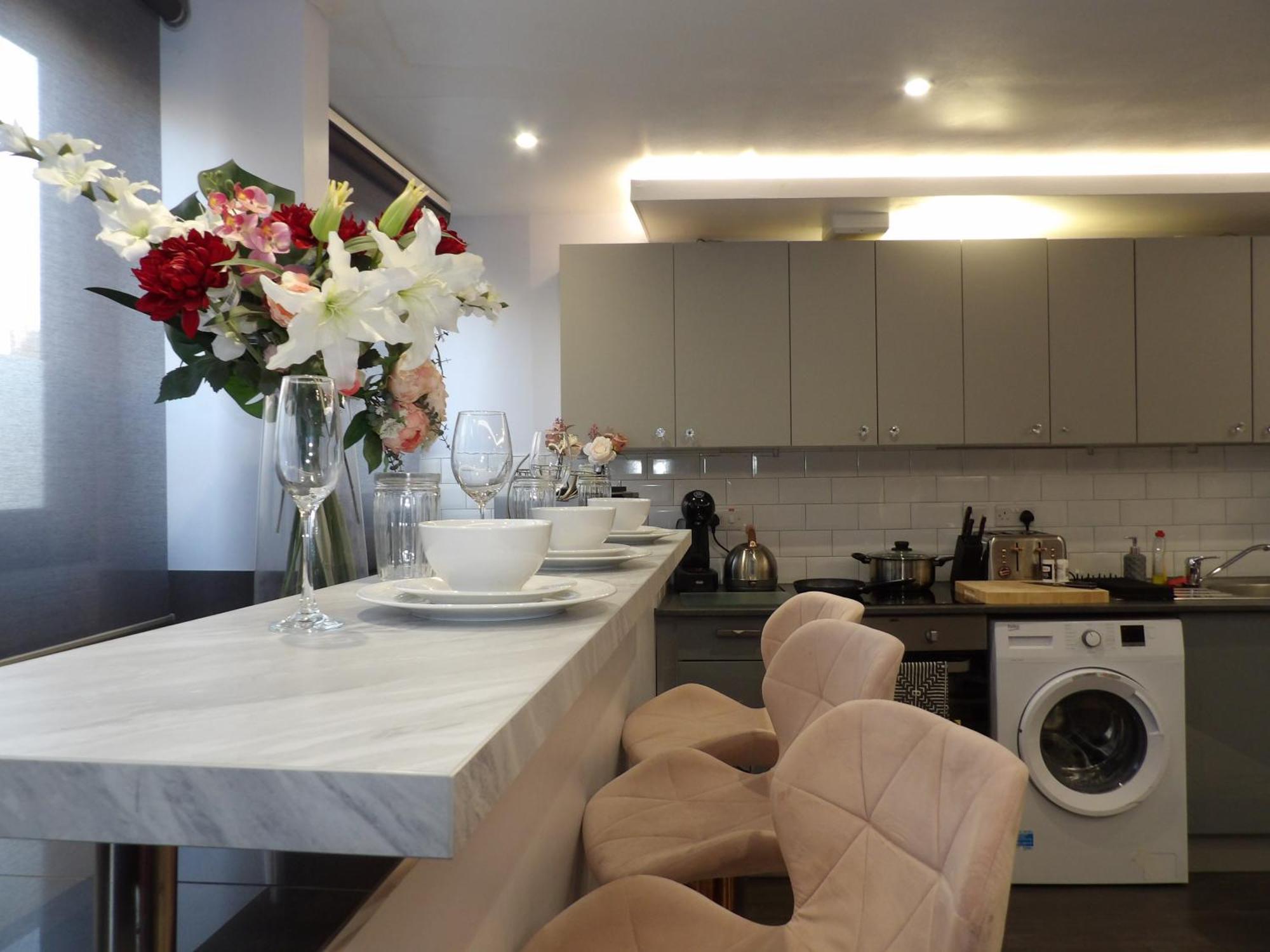 Convenience, Calm Comfort-- A Stylish One-bedroom Retreat Just 3 Stops From The Heart Of The Apartment