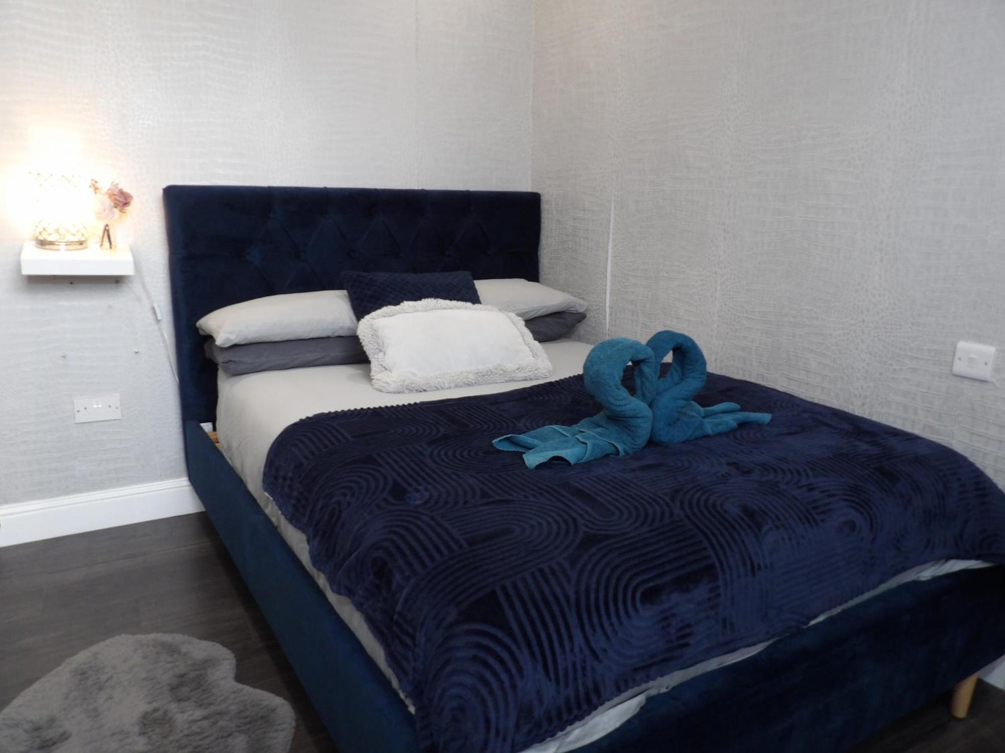 Apartment Convenience, Calm Comfort-- A Stylish One-bedroom Retreat Just 3 Stops From The Heart Of The Edinburgh