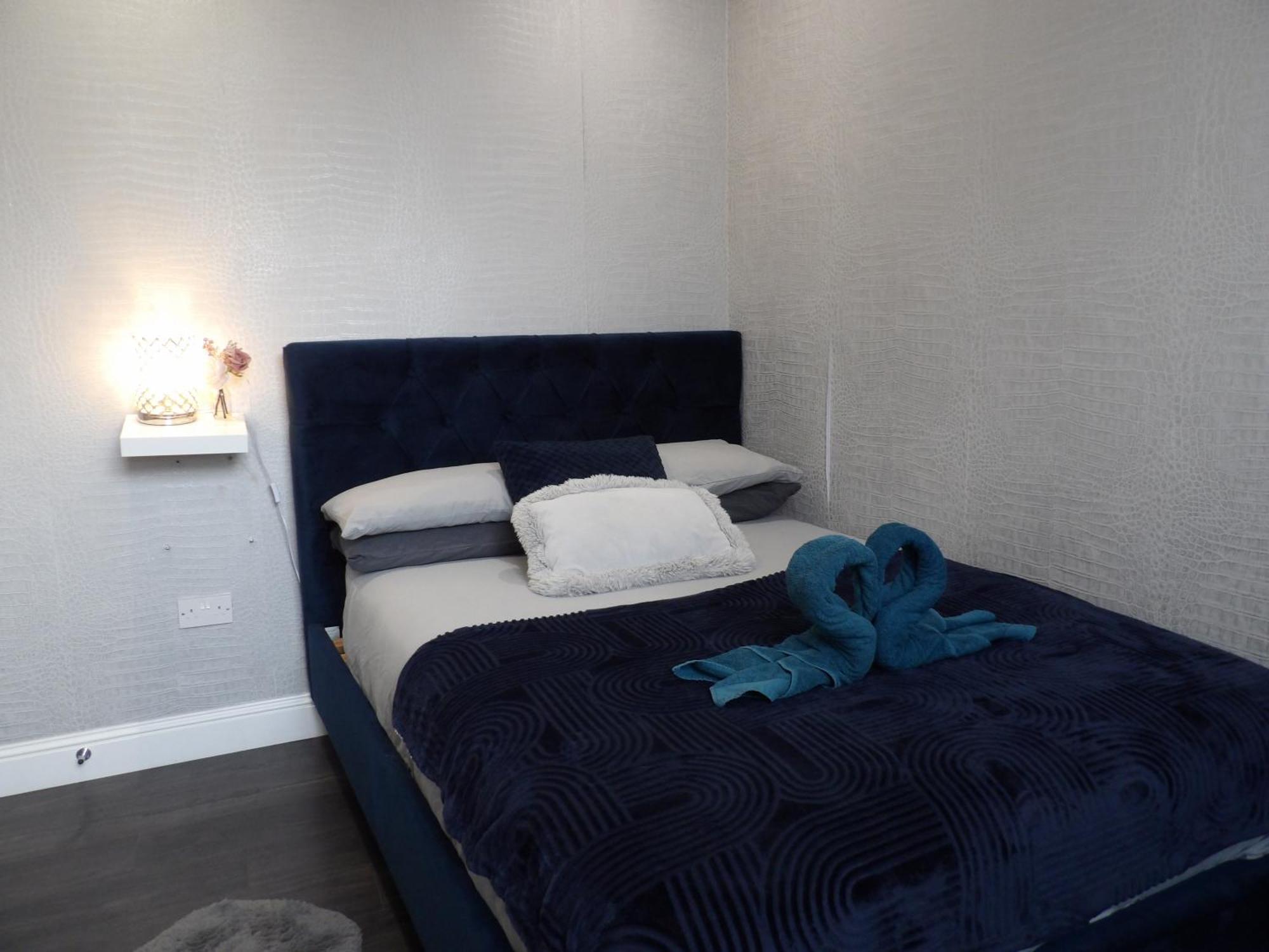 Convenience, Calm Comfort-- A Stylish One-bedroom Retreat Just 3 Stops From The Heart Of The Apartment