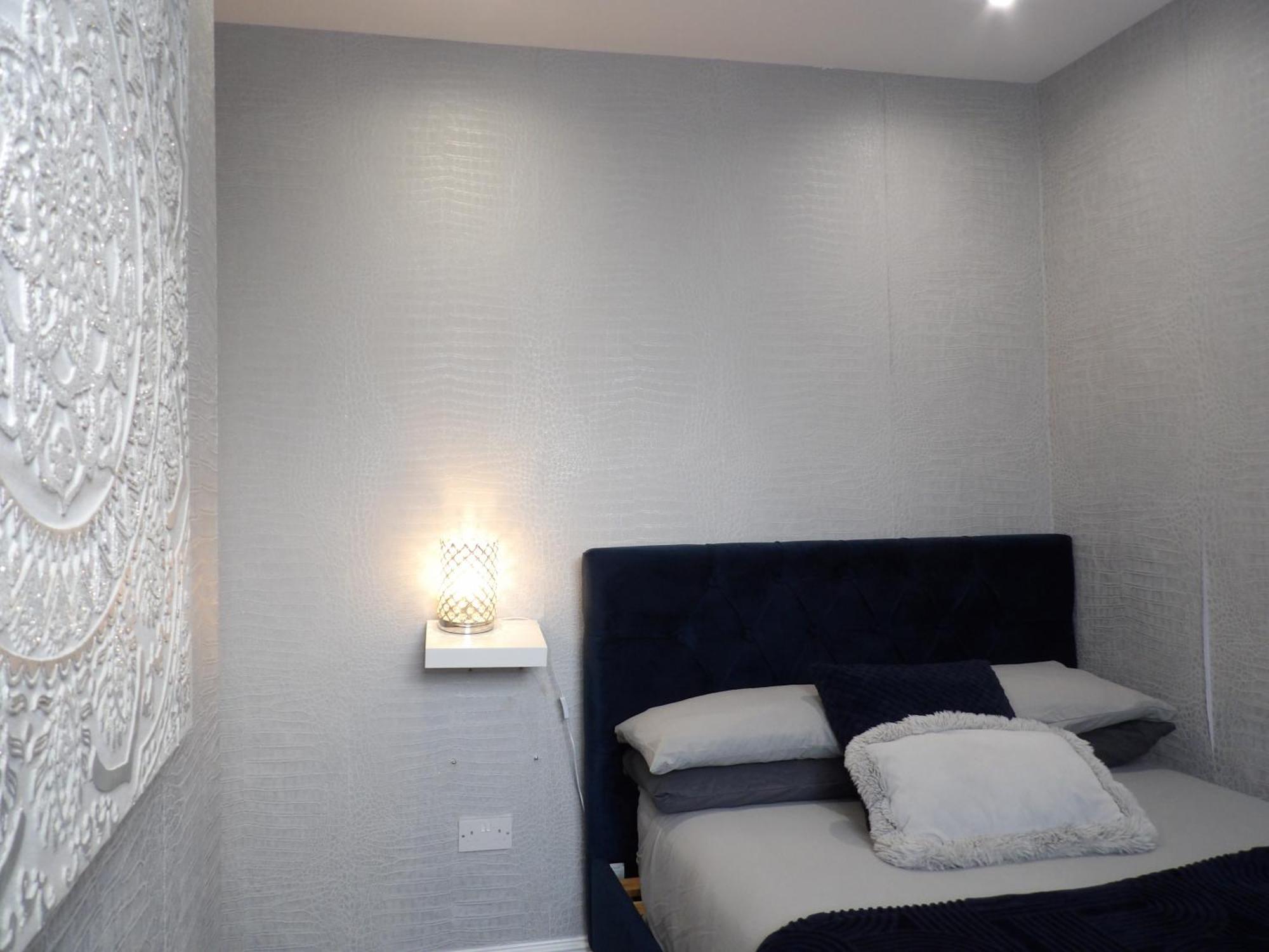 Convenience, Calm Comfort-- A Stylish One-bedroom Retreat Just 3 Stops From The Heart Of The Apartment *