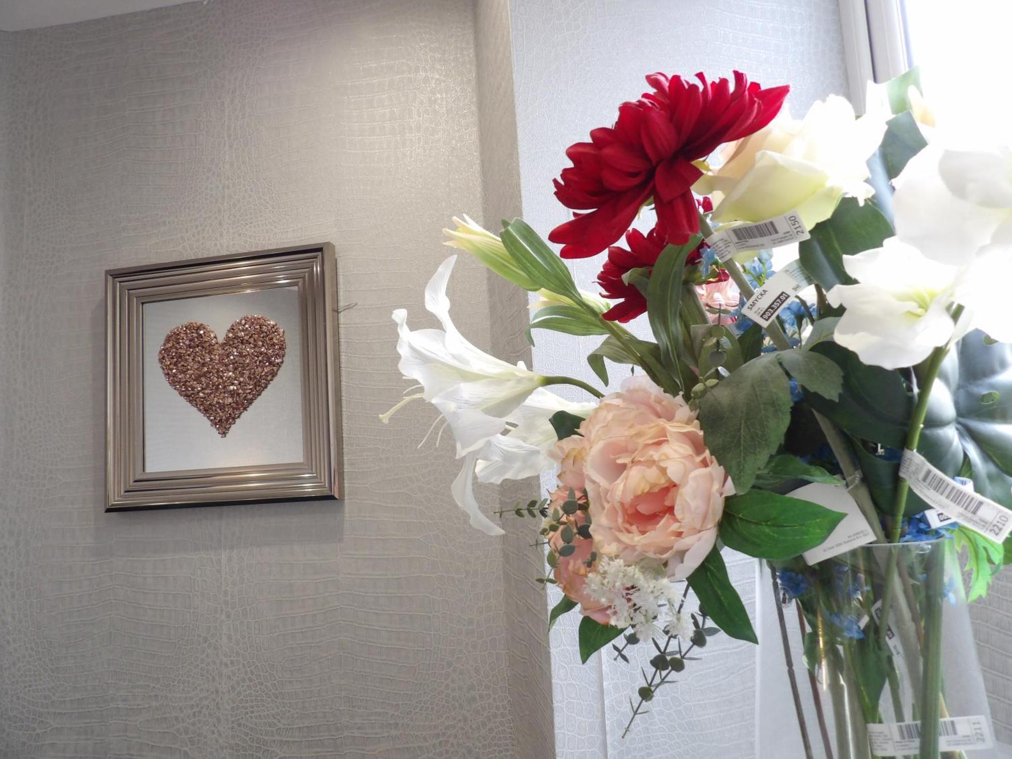 Apartment Convenience, Calm Comfort-- A Stylish One-bedroom Retreat Just 3 Stops From The Heart Of The Edinburgh