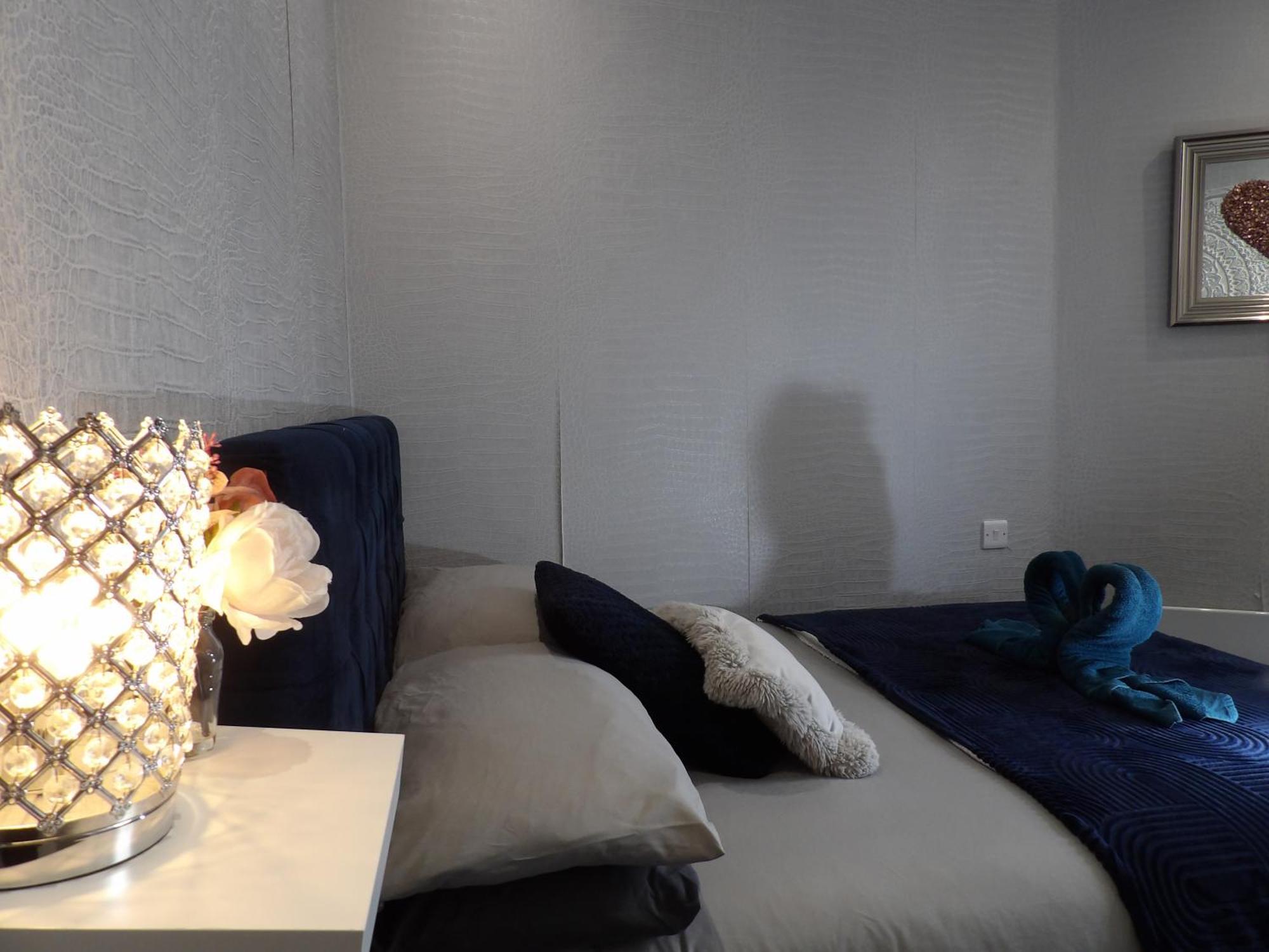 Convenience, Calm Comfort-- A Stylish One-bedroom Retreat Just 3 Stops From The Heart Of The Apartment *
