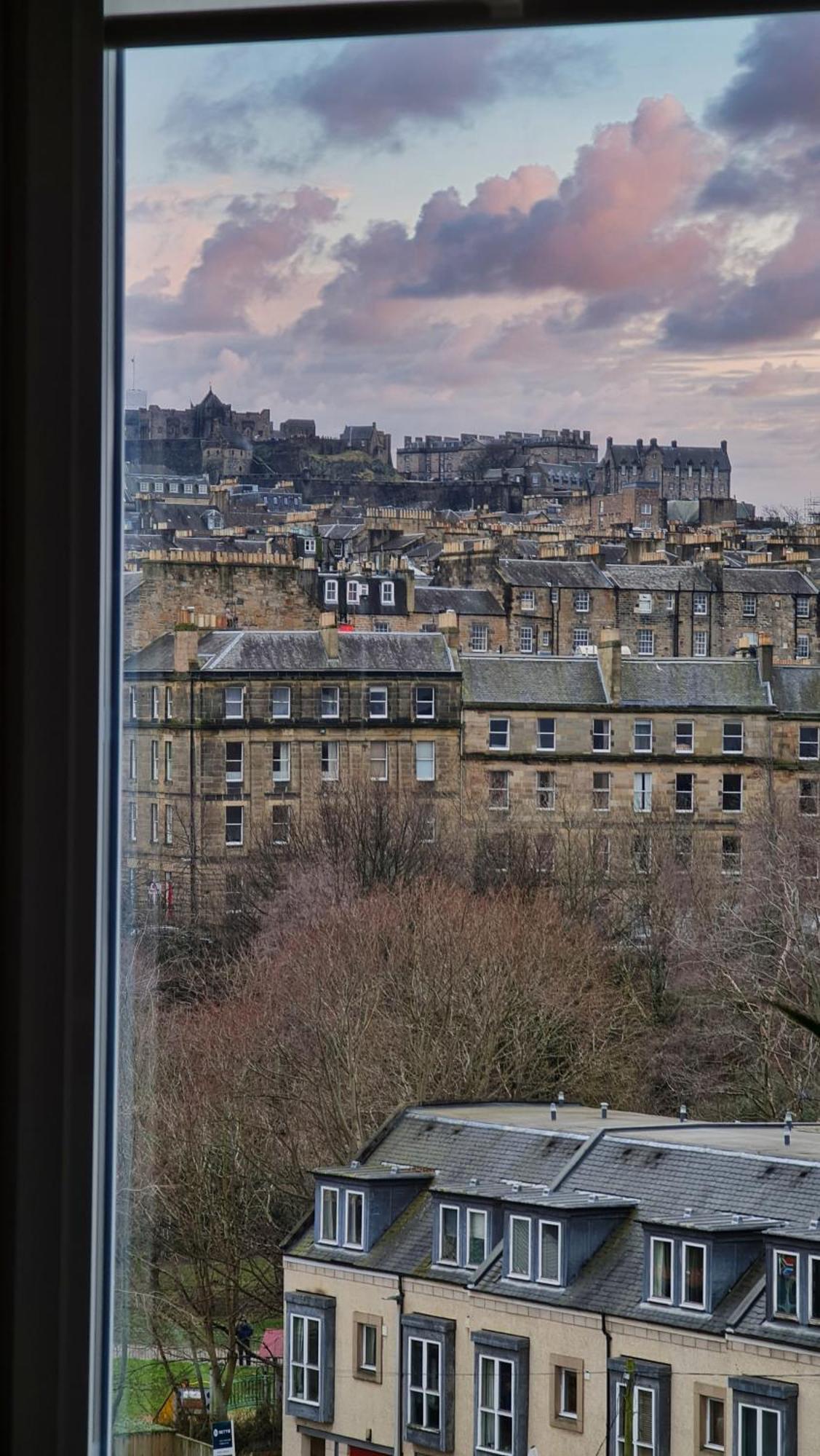 Castle Views! Stylish 2bd Flat, Sleeps 4 Apartment *