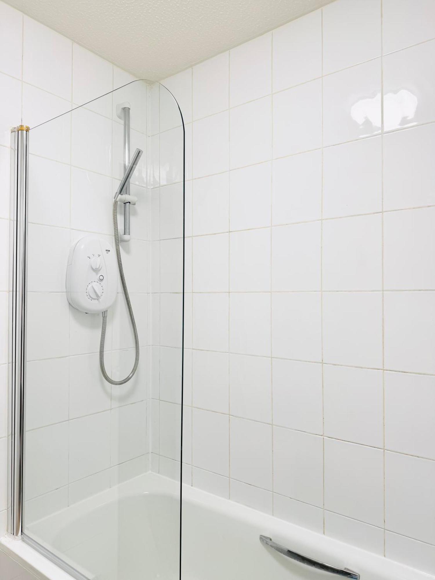 Cozy At Prime Location With Free Private Parking Apartment