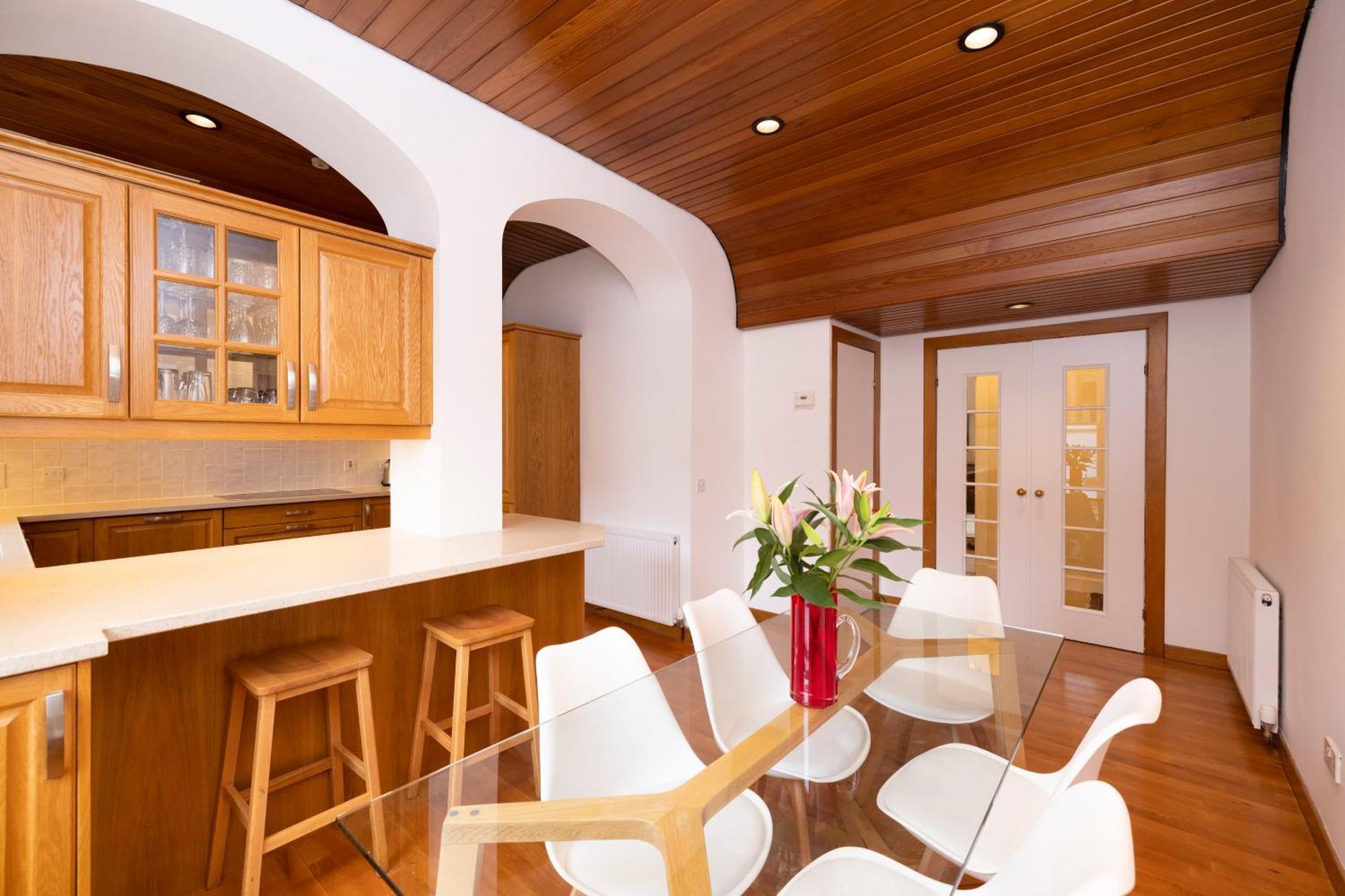 Deluxe 3-bedroom On Princes Street Overlooking Castle Edinburgh