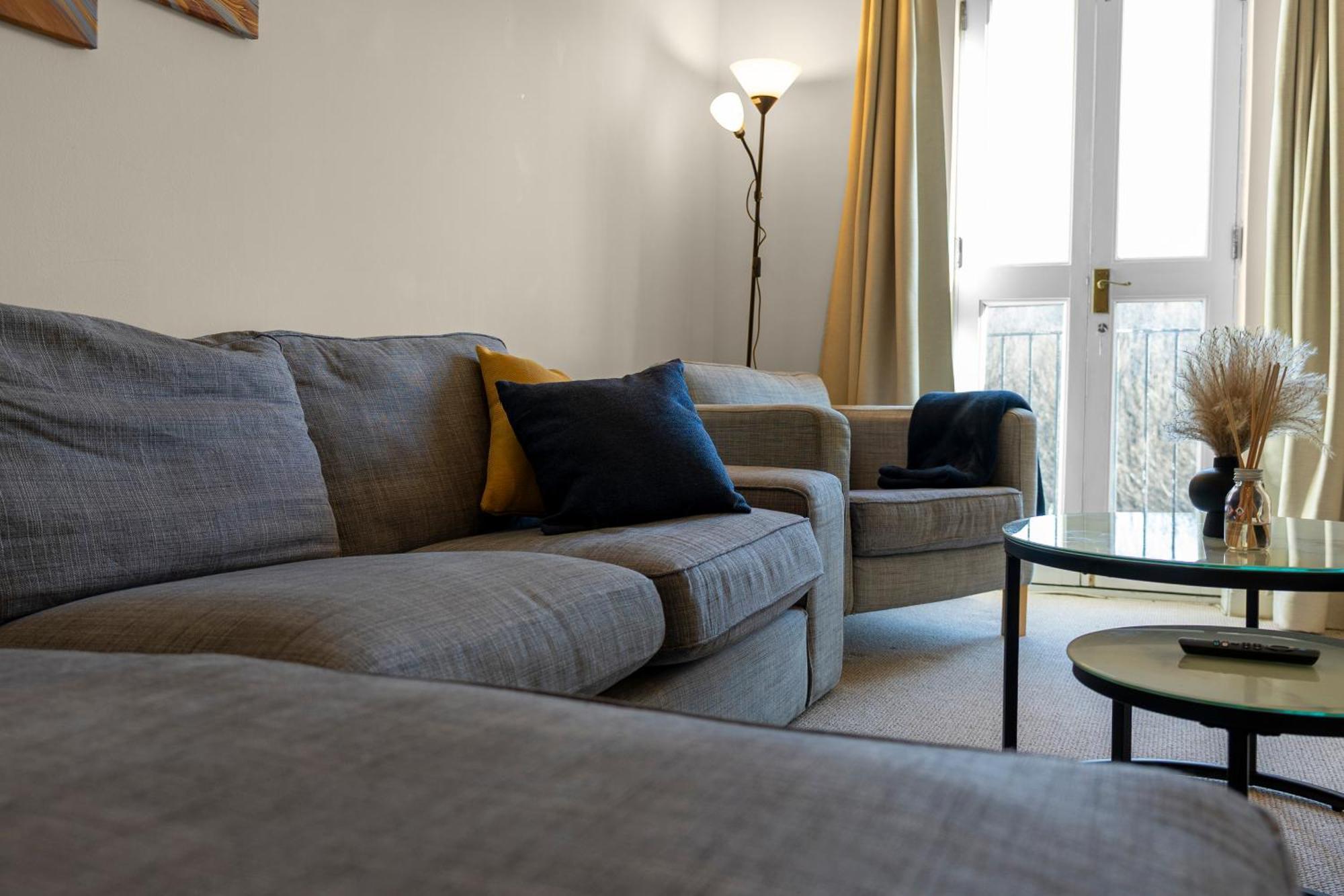 Apartment 2 Bedroom In With Free Parking *