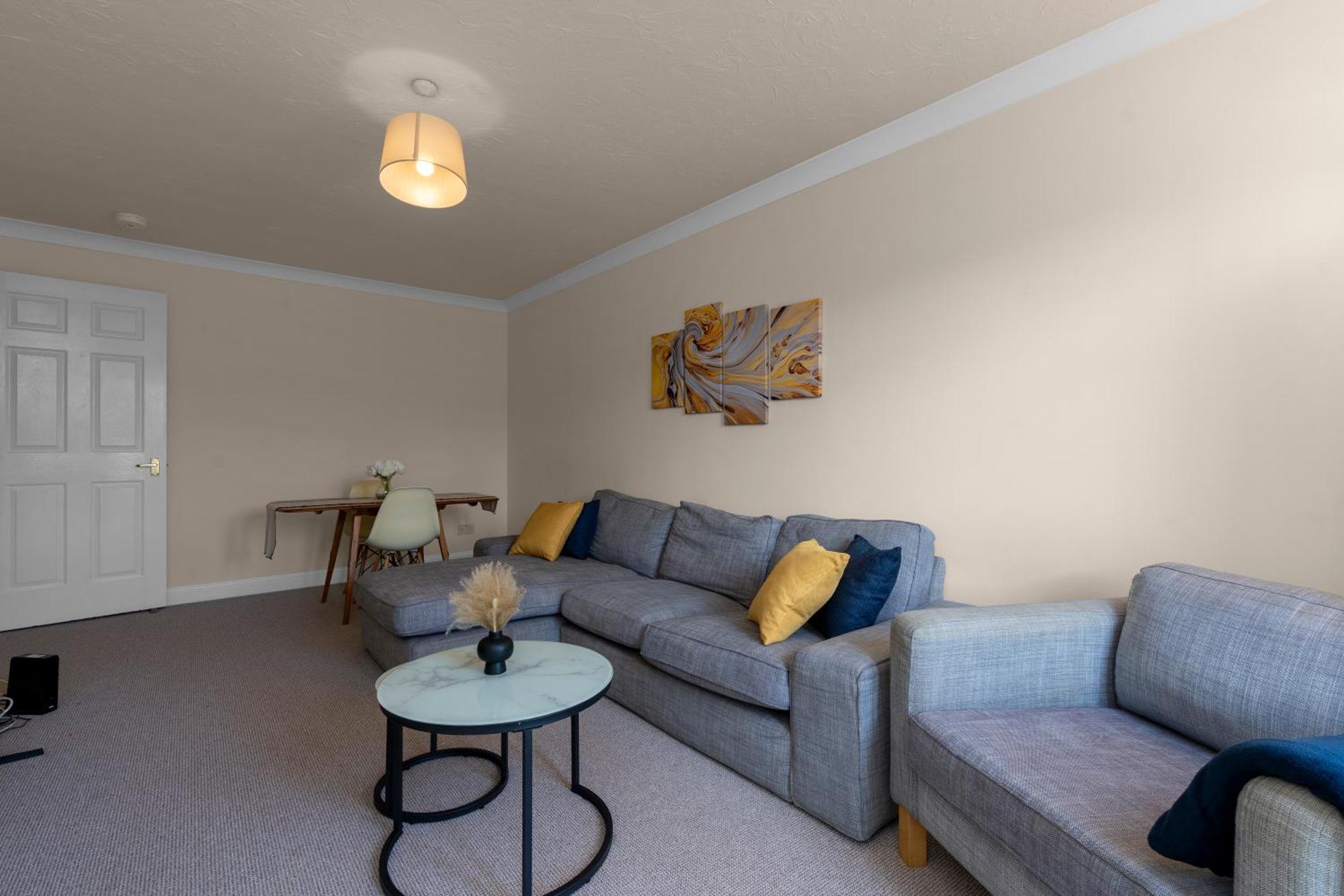 2 Bedroom In With Free Parking Apartment