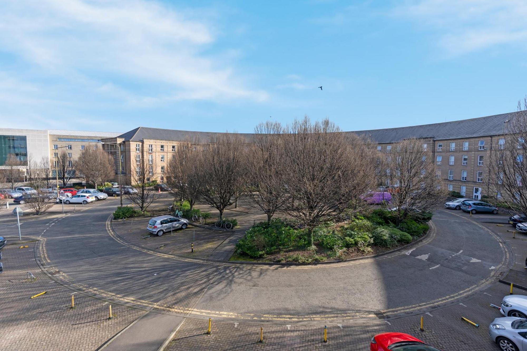2 Bedroom In With Free Parking Apartment *