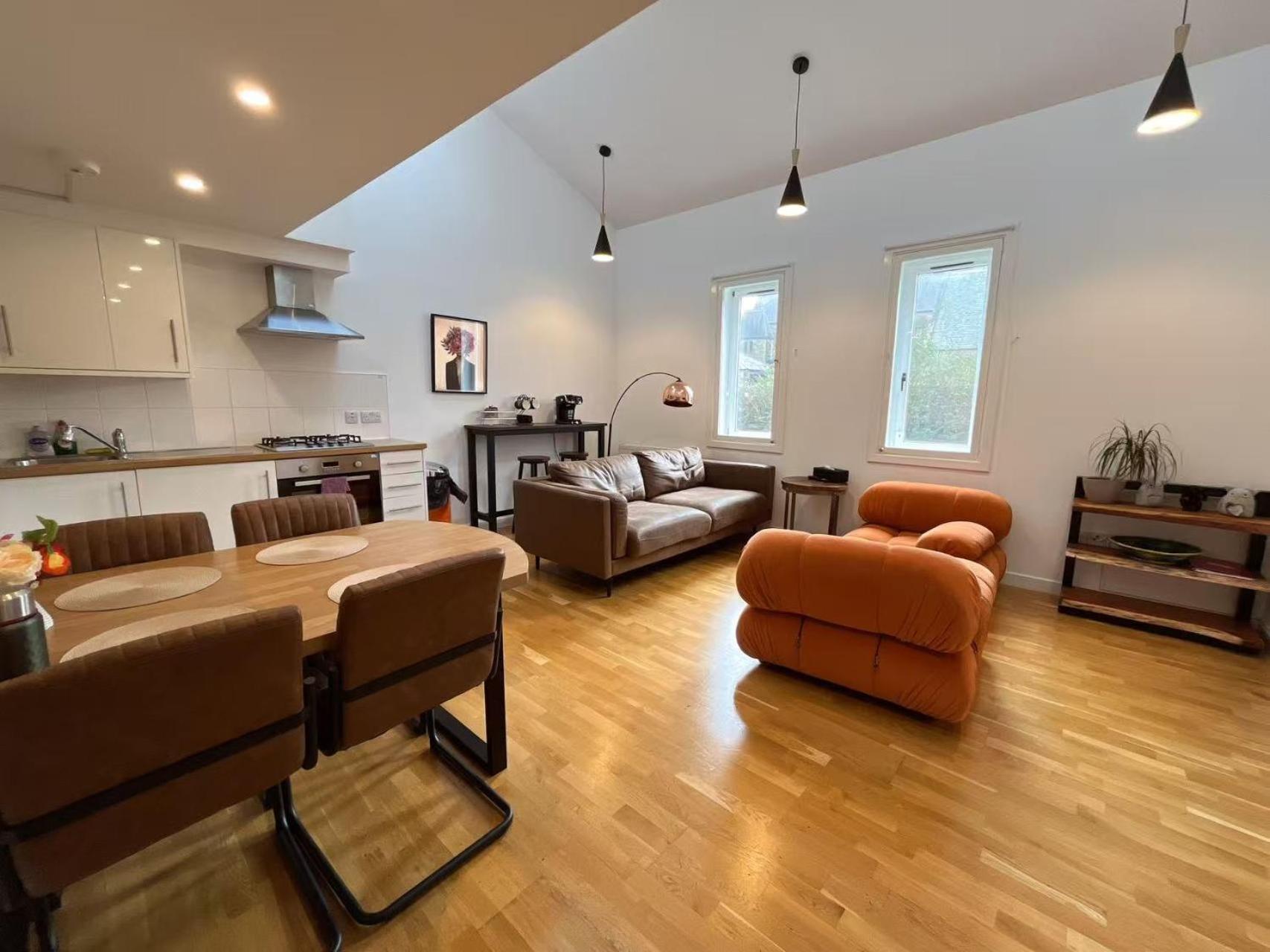 2 Bed 2 Bath With Private Parking * Edinburgh